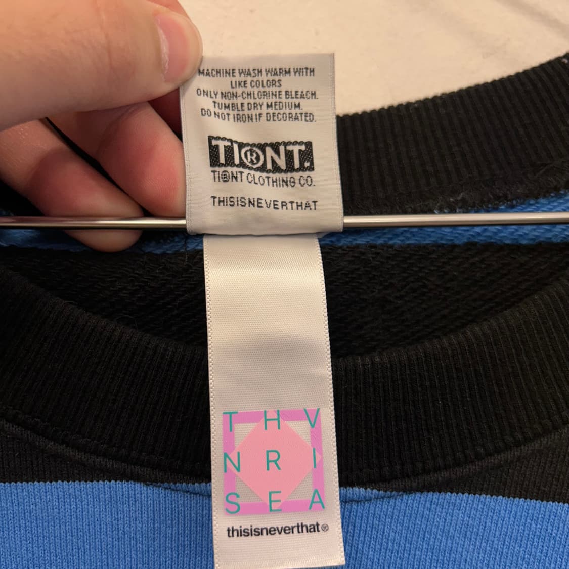 디스이즈네버댓 단가라 스트라이프 오버핏 맨투맨 상품이미지4