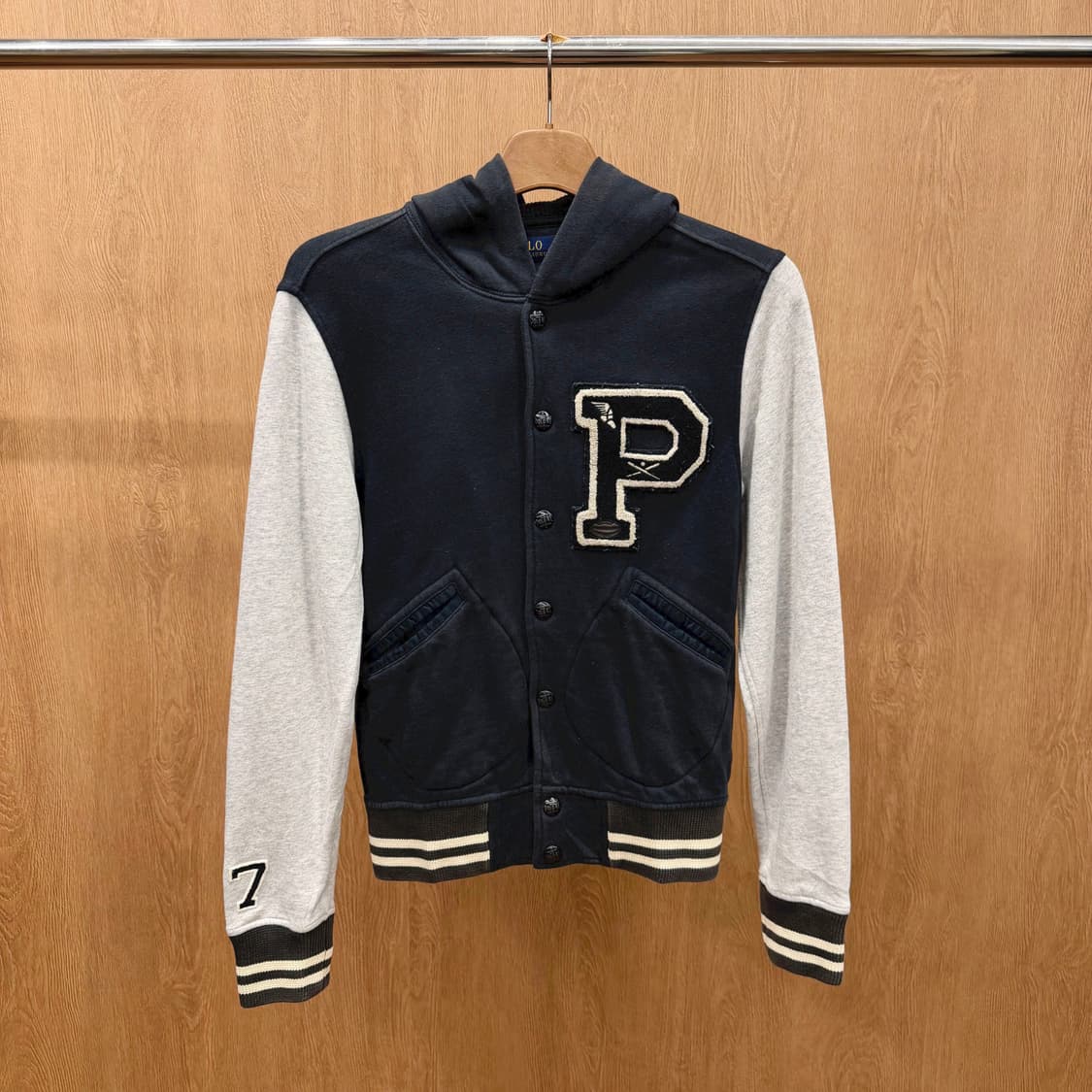 폴로 랄프 로렌 후드 바시티 자켓 배색 와펜 디테일 레귤러핏 블랙 상품이미지2