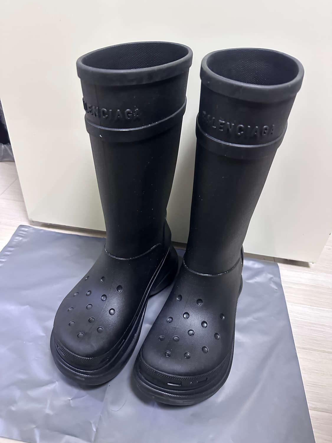 발렌시아가 x 크록스 러버 부츠 블랙 상품이미지1