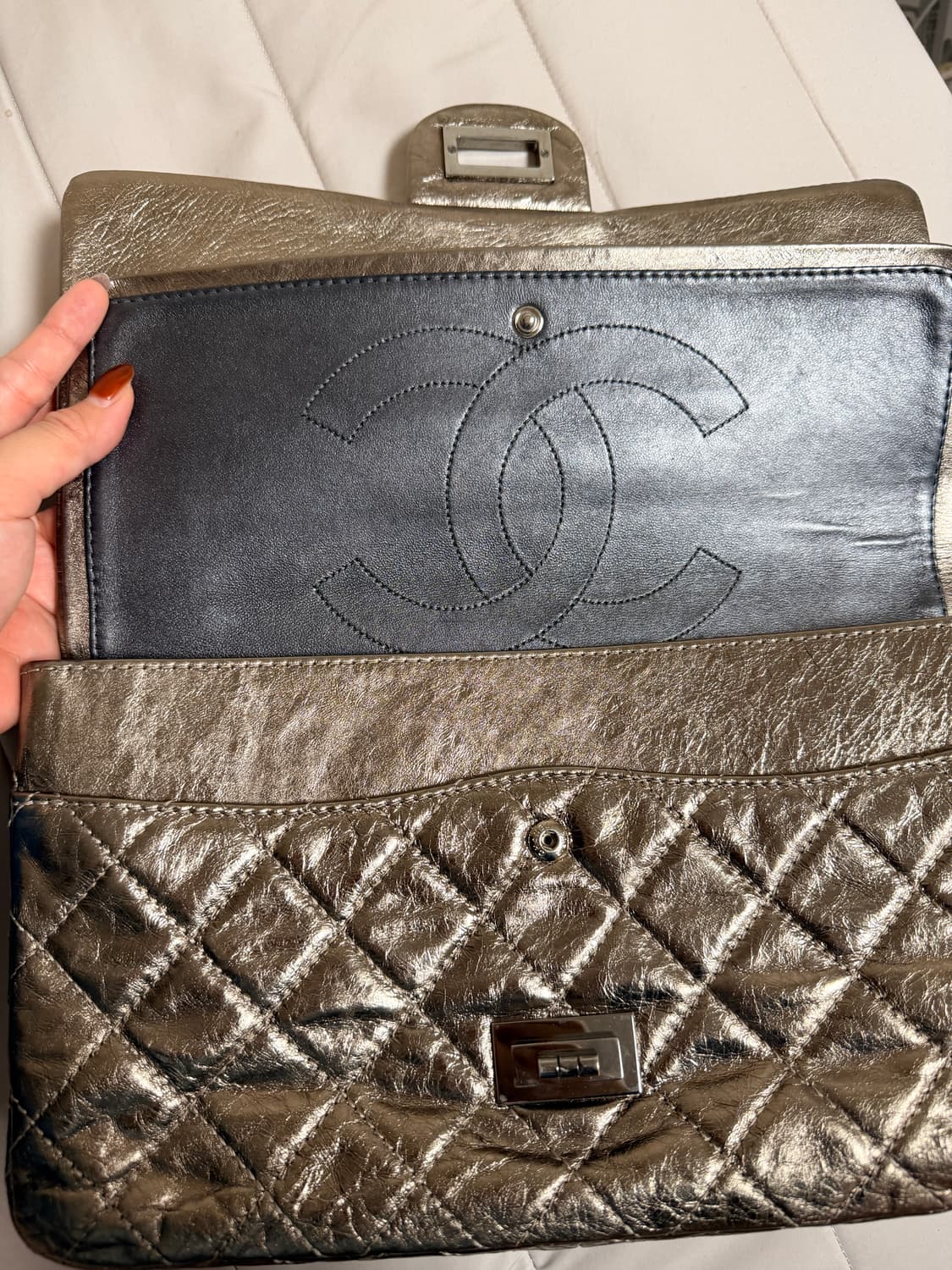 샤넬 2.55 빈티지 플랩백 메탈릭 라지 상품이미지5