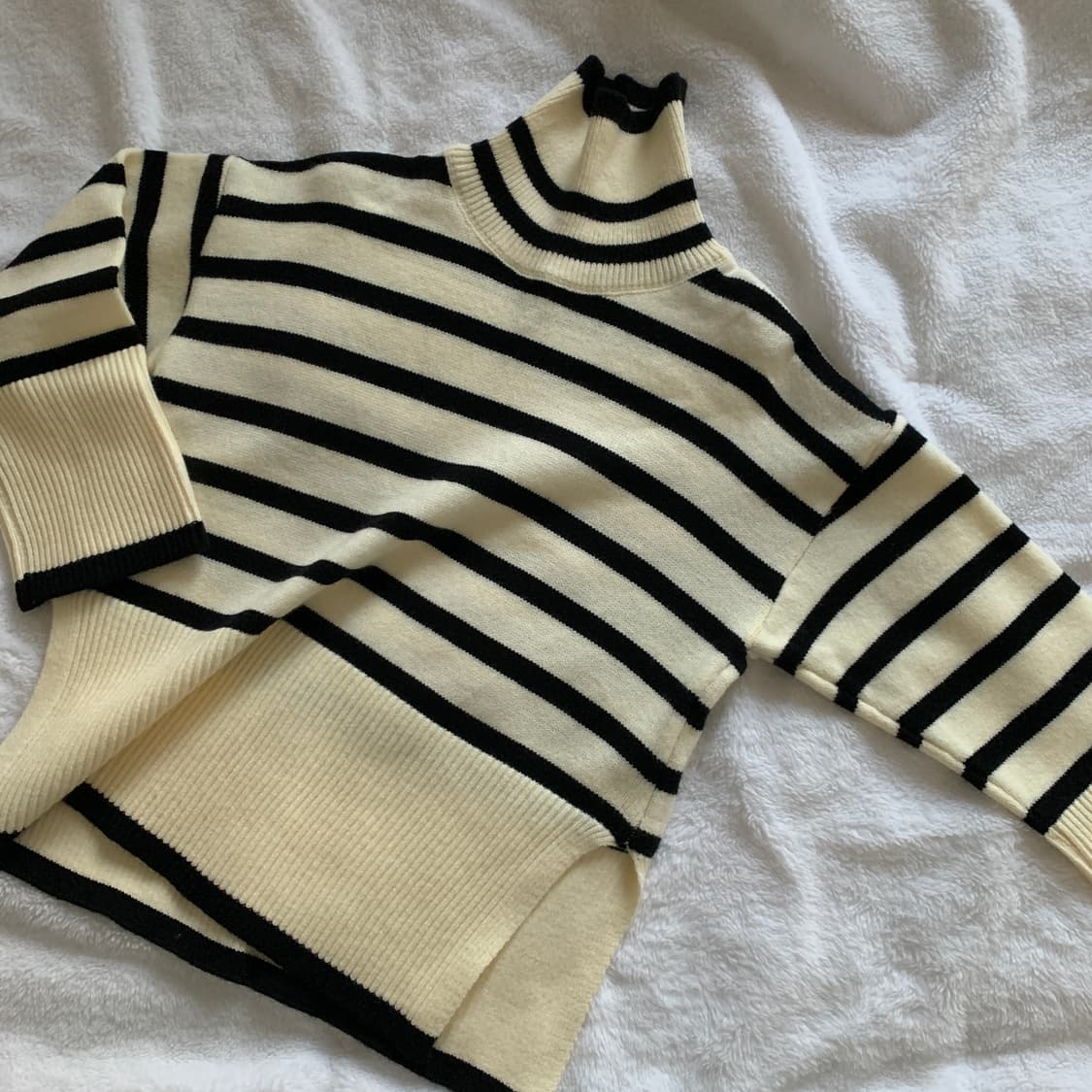 스트라이프 옆트임 루즈핏 터틀넥 니트 상품이미지5