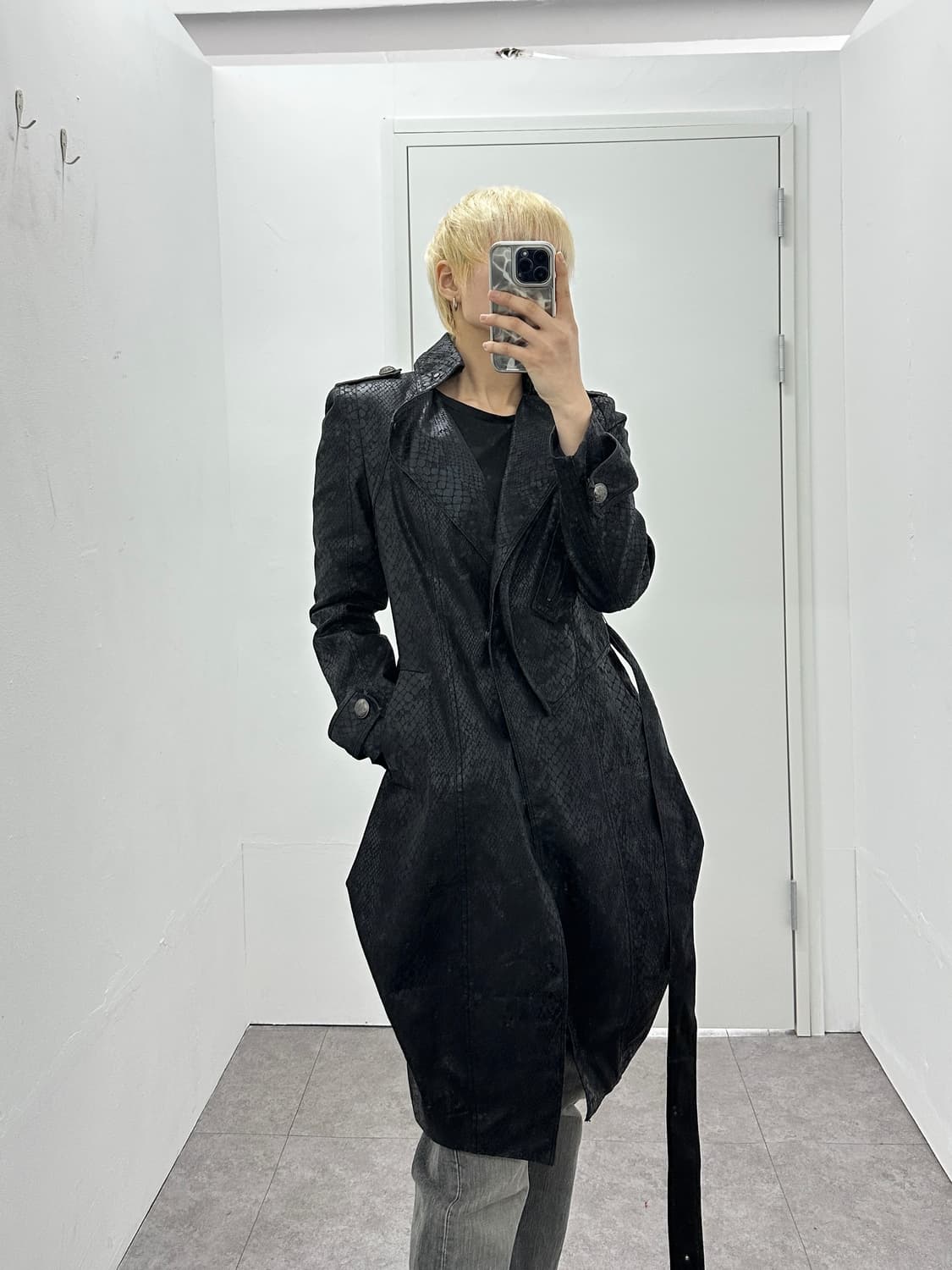 DOHO Snakeskin-Effect Glossy Belted Coat 상품이미지8