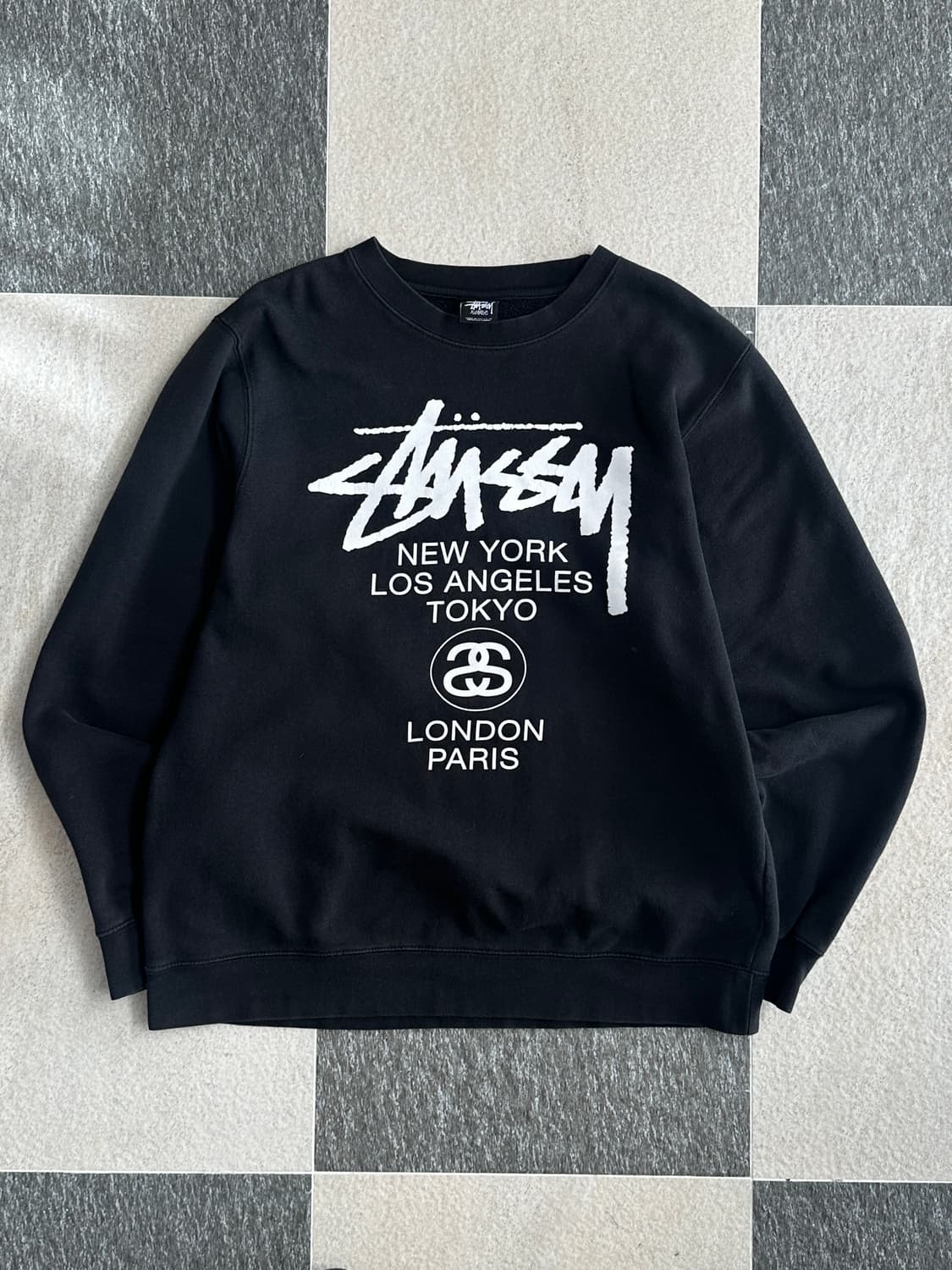 스투시 블랙 월드투어 맨투맨 상품이미지1