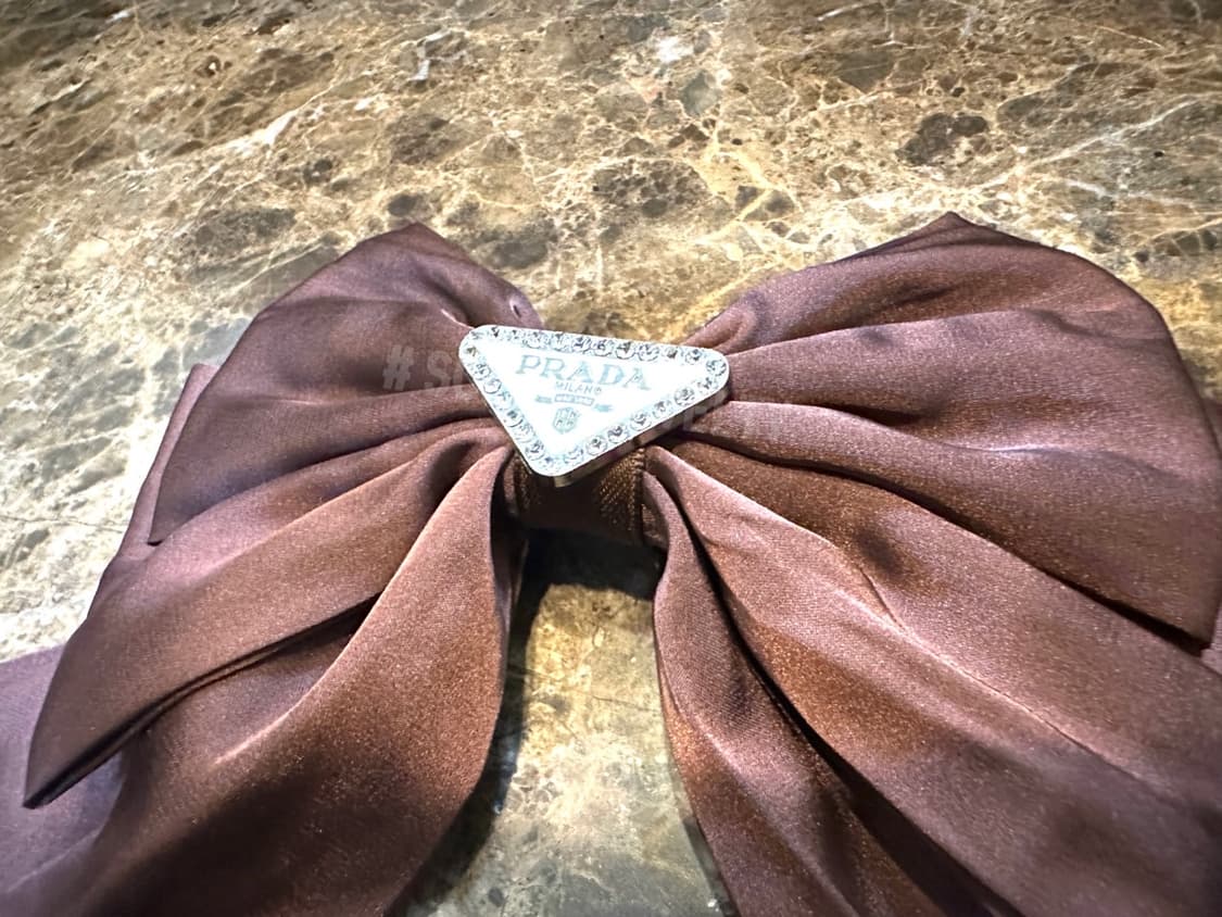 프라다 화이트 로고  헤어핀 브라운 상품이미지3