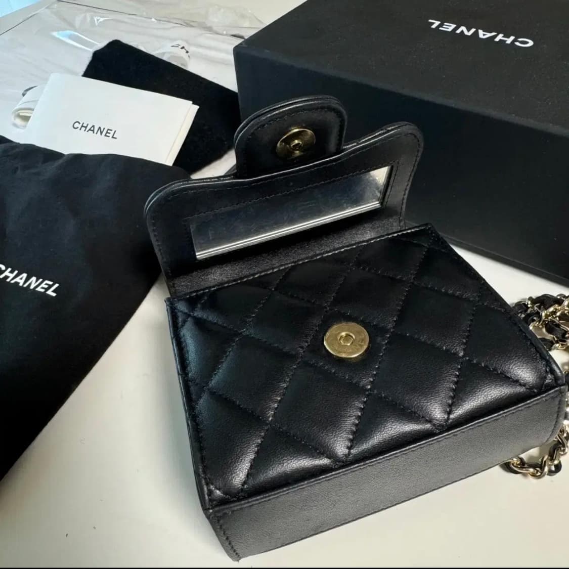 샤넬 블랙 램스킨 미니 플랩백 핸들 체인백 AP2682 상품이미지5