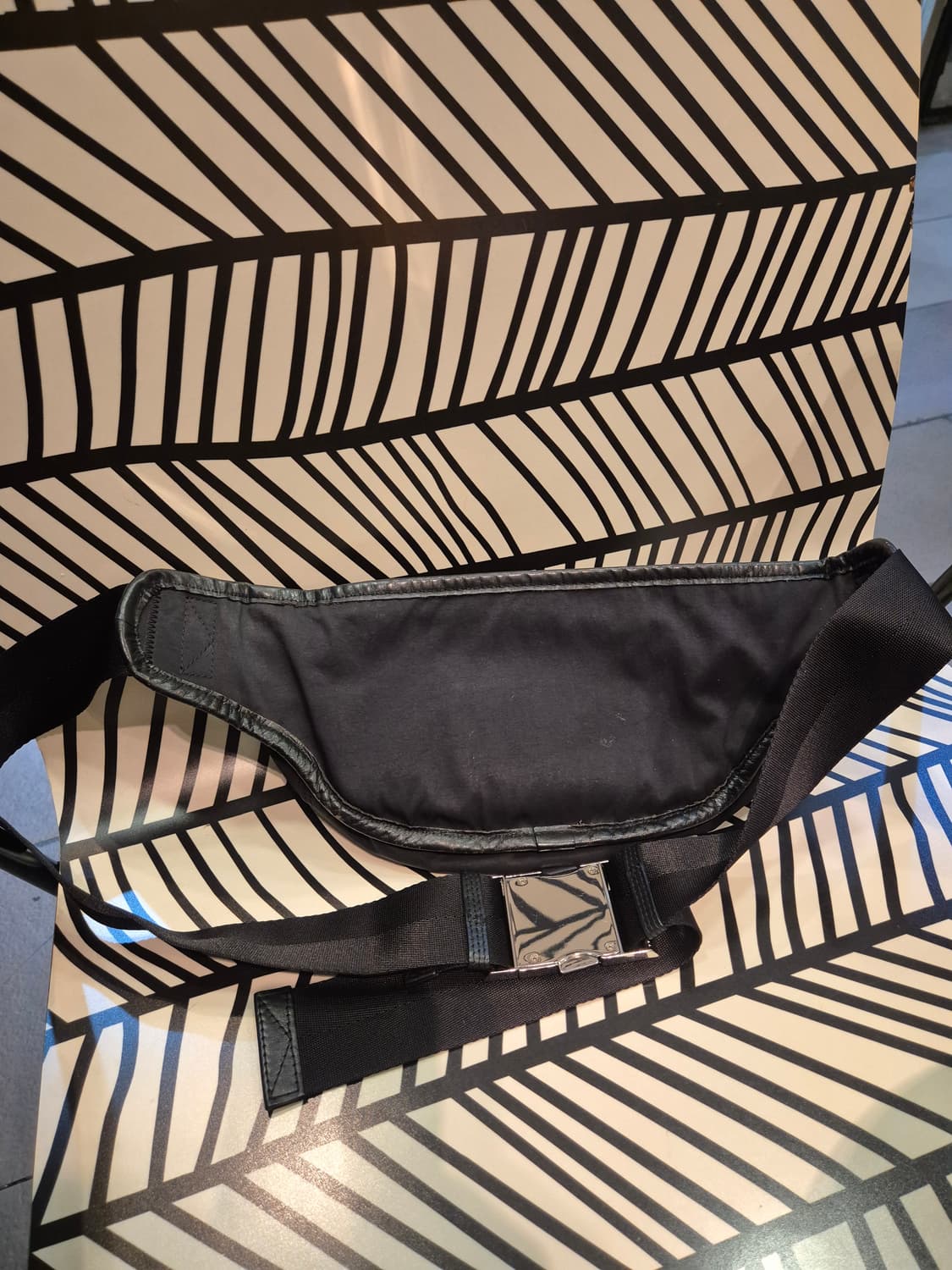 겐조(KENZO)의 로고 프린팅 나일론 벨트백/힙색입니다. 여행할때 착용 상품이미지3