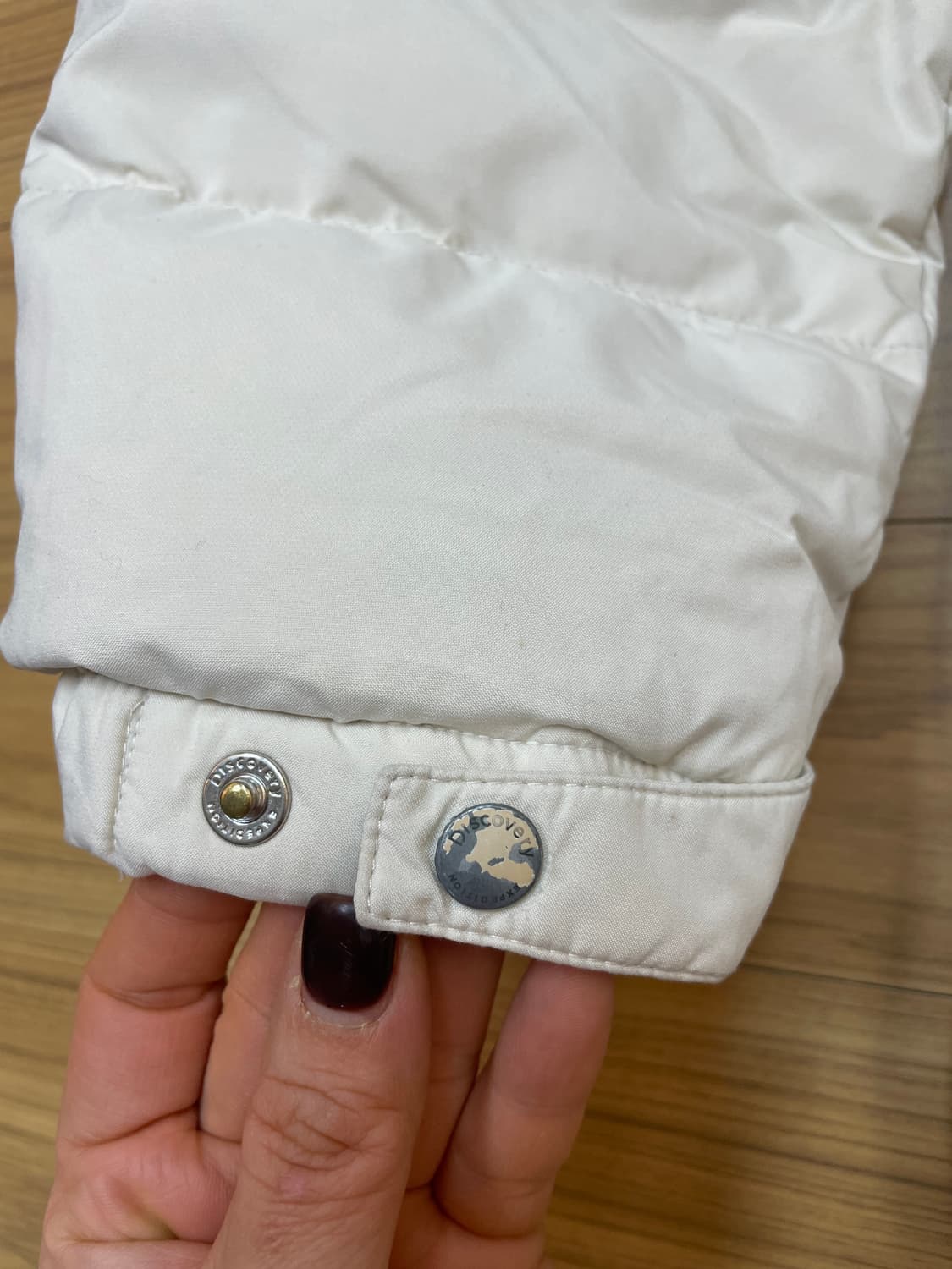 디스커버리 남성 숏패딩 아이보리 색상입니다. 사이즈는 100이고, 하자  상품이미지10