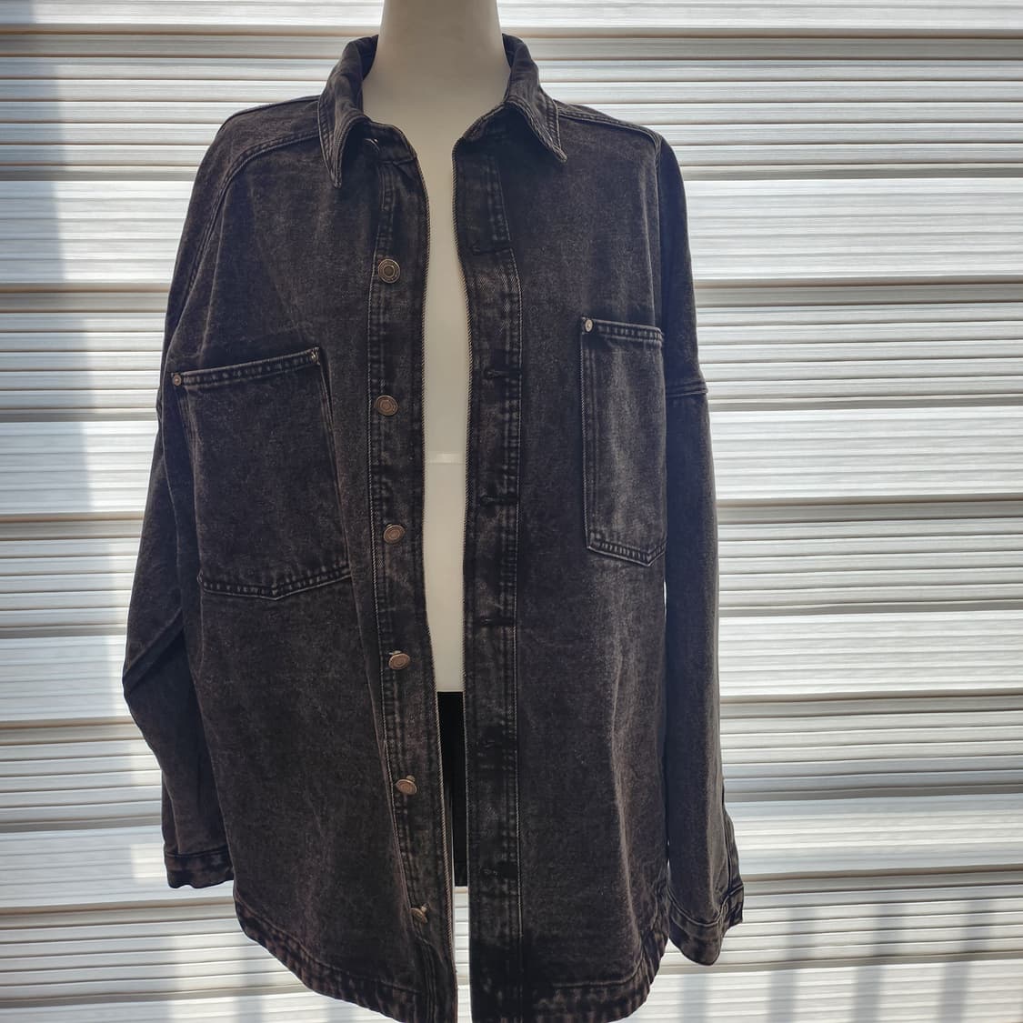 《새상품》블랙 데님 셔츠형 자켓 상품이미지1