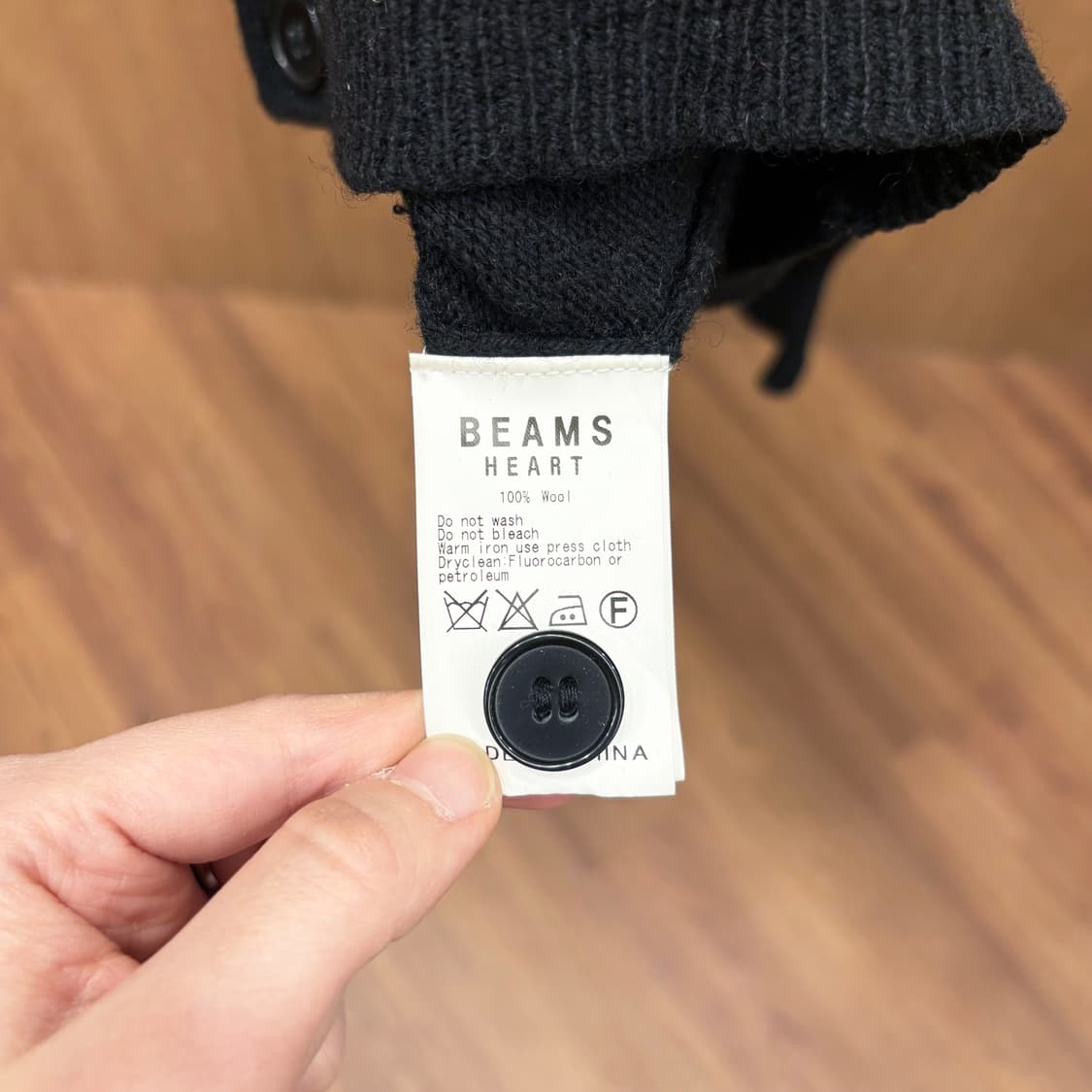 빔즈 하트 울 브이넥 베이직 가디건 패치 포켓 리브 마감 디테일 블랙 상품이미지7