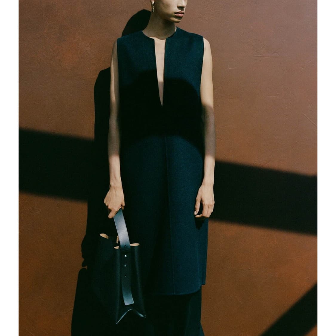 코스 COS 슬리브리스 브이넥 원피스 상품이미지1