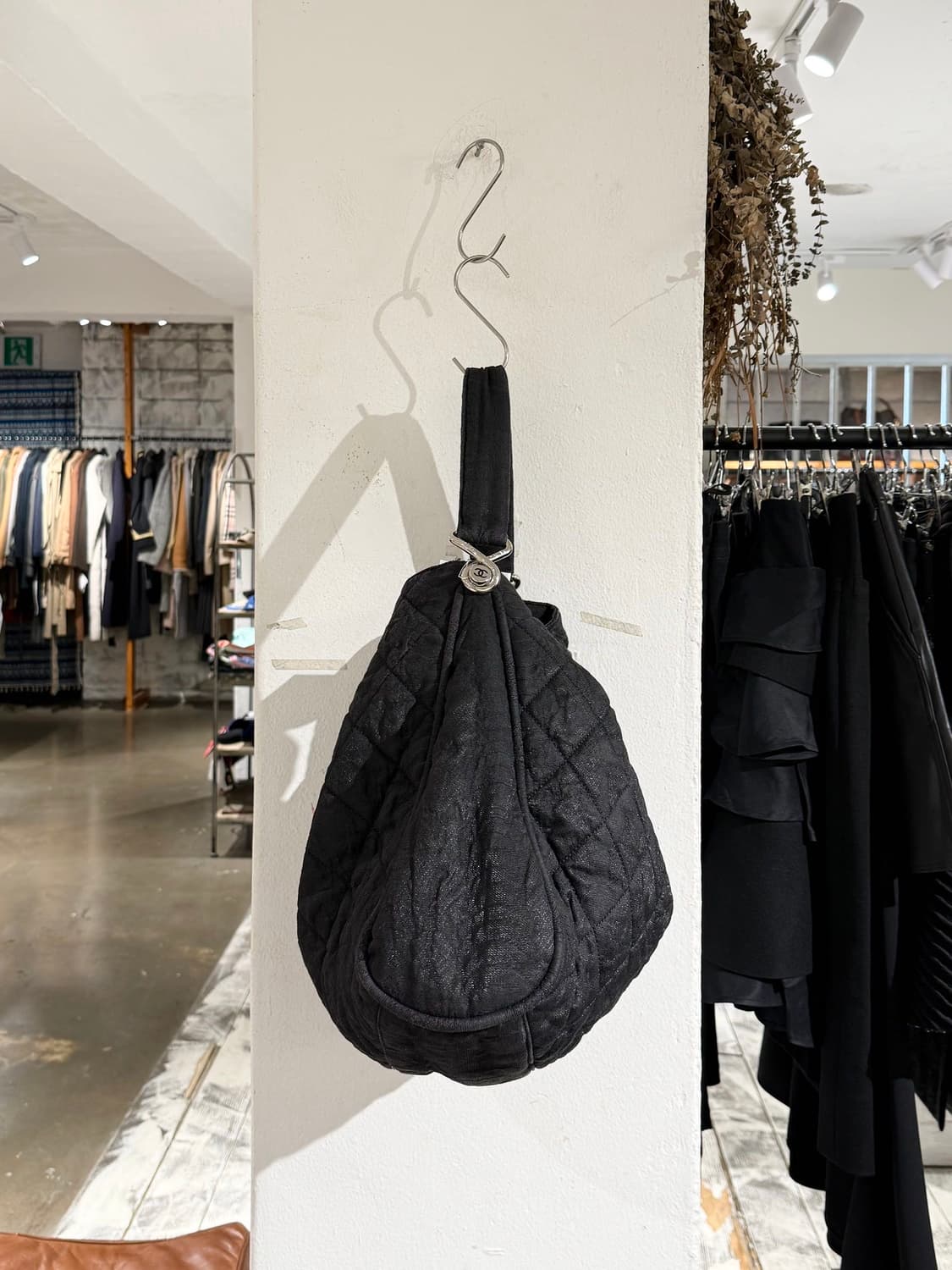 샤넬 블랙 퀼팅 패브릭 라지 호보 숄더백 상품이미지3