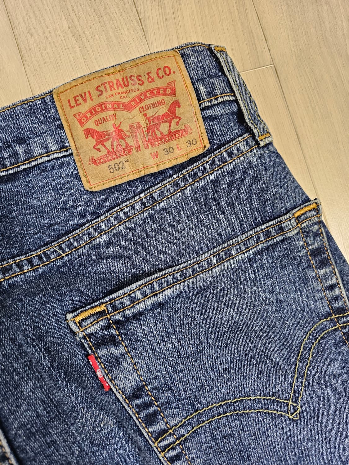 [30] 리바이스 502 레귤러 테이퍼 핏 데님 팬츠 (W30 L30) 상품이미지4