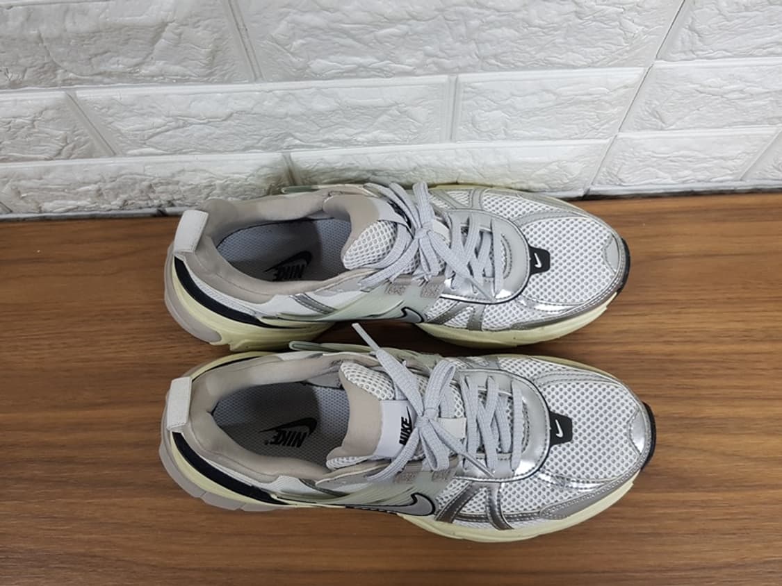 나이키 운동화 성250(V2K 런 서밋 화이트 메탈릭실버)FD0736-1 상품이미지4