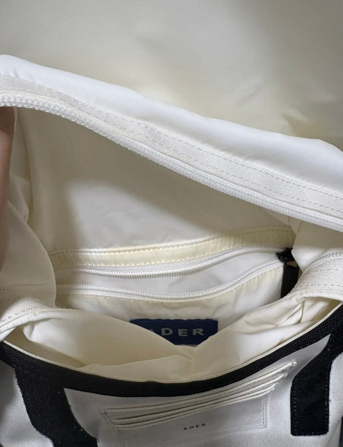 아더에러 21fw 트레이스 테이프 메신저백 상품이미지4