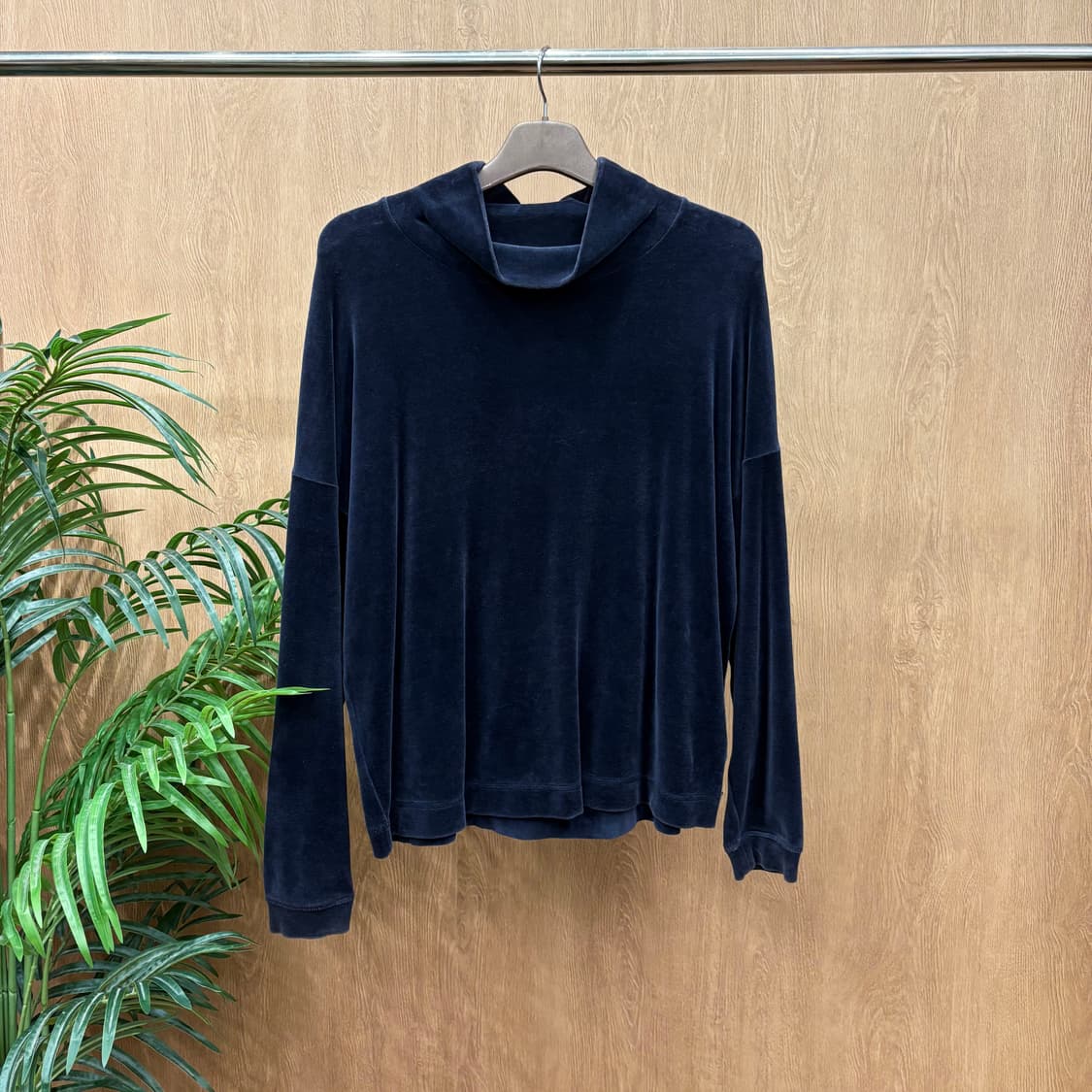 코스 하이넥 루즈핏 긴팔 티셔츠 벨벳 텍스처 드롭 숄더 디테일 네이비 상품이미지1