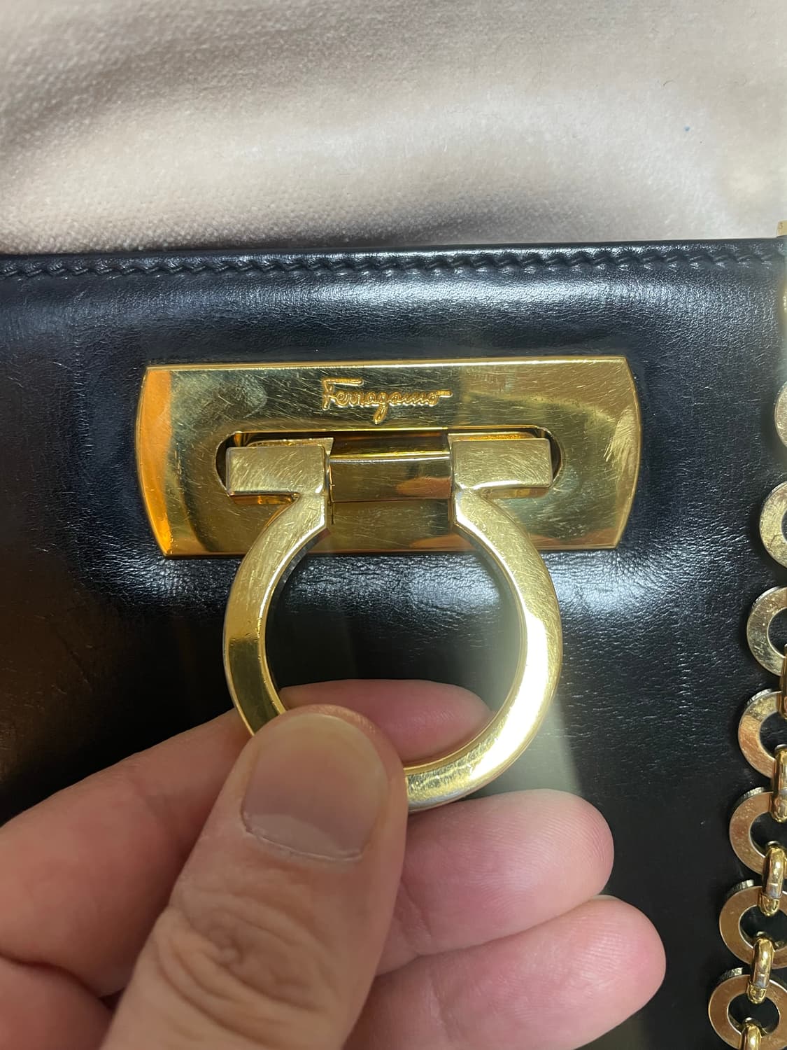 페라가모 간치니 체인 숄더백 블랙 상품이미지3