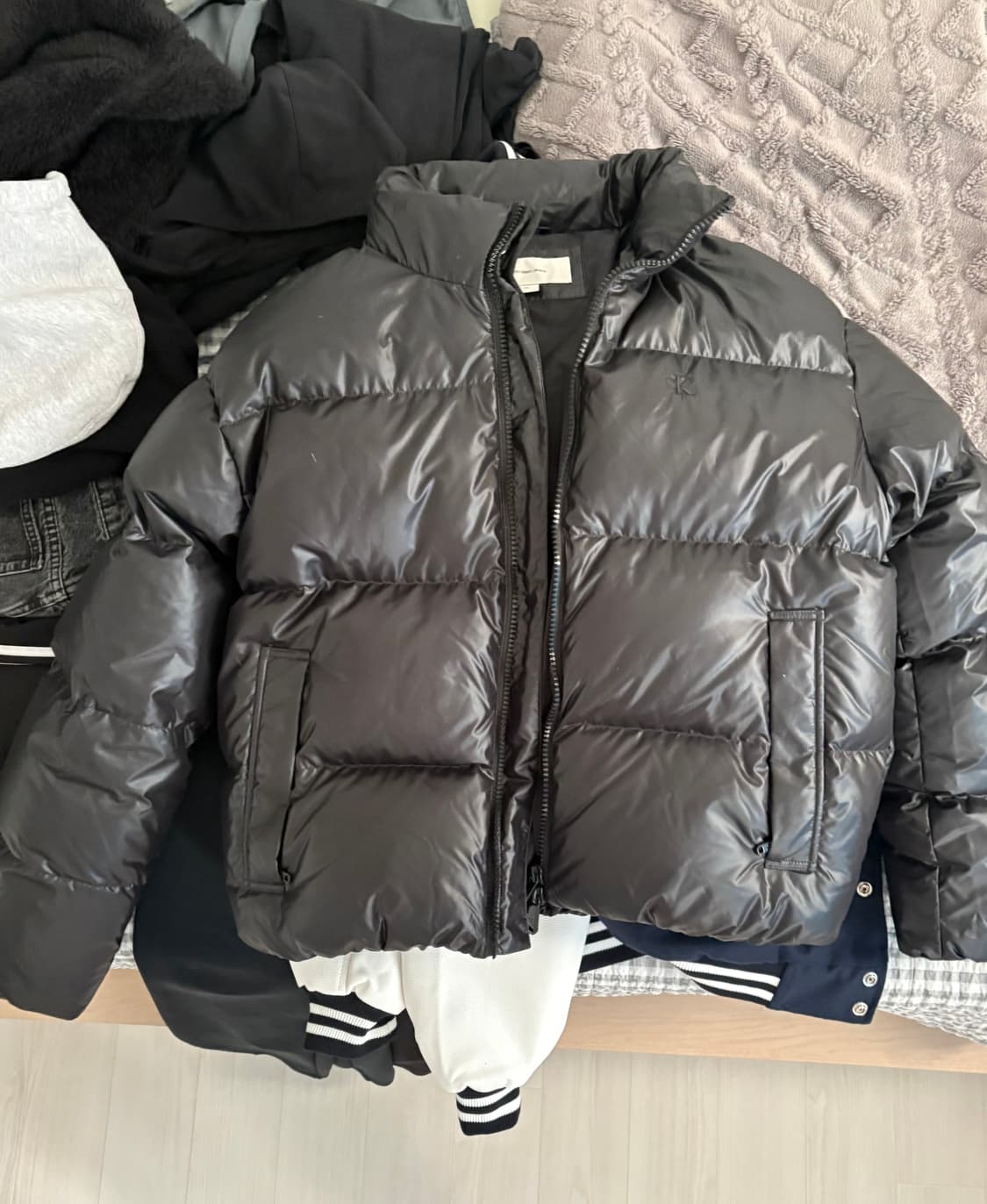 캘빈클라인 카라 글로시 다운 패딩 상품이미지1