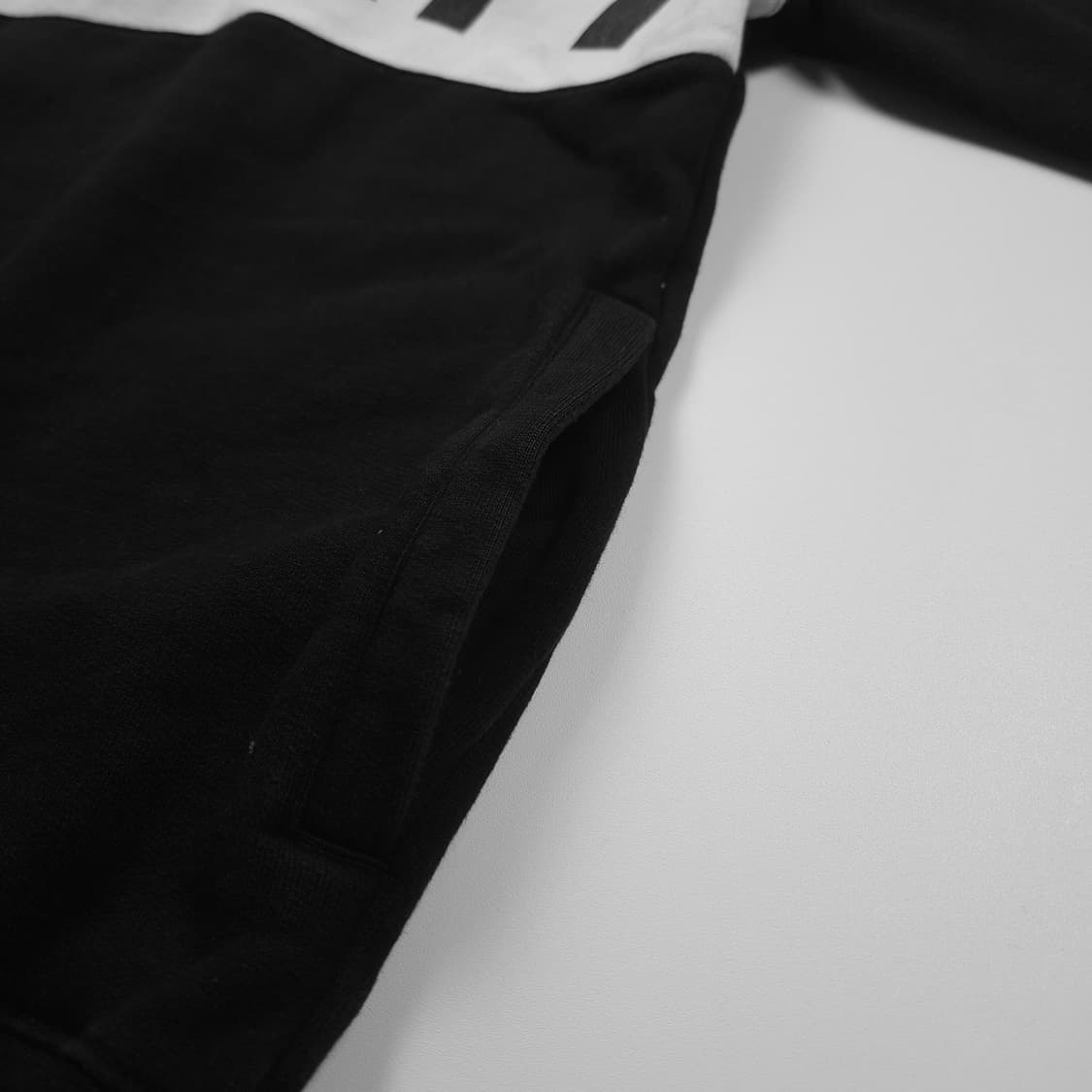 칼하트 WIP 스펠아웃 배색 반집업 맨투맨 (100) 상품이미지6