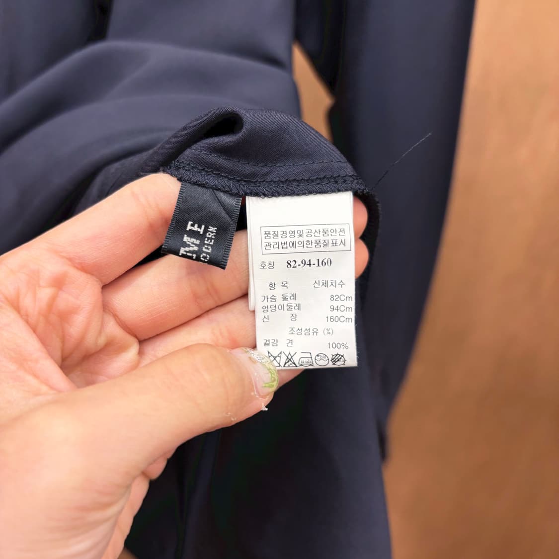 타임 타이넥 긴팔 새틴 블라우스 리본 커프스 디테일 레귤러핏 딥네이비 상품이미지7