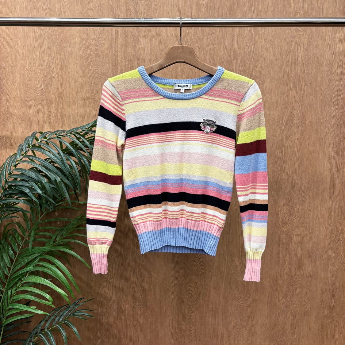 겐조 라운드넥 긴팔 니트 스트라이프 패턴 타이거 헤드 자수 디테일 핑크 상품이미지1