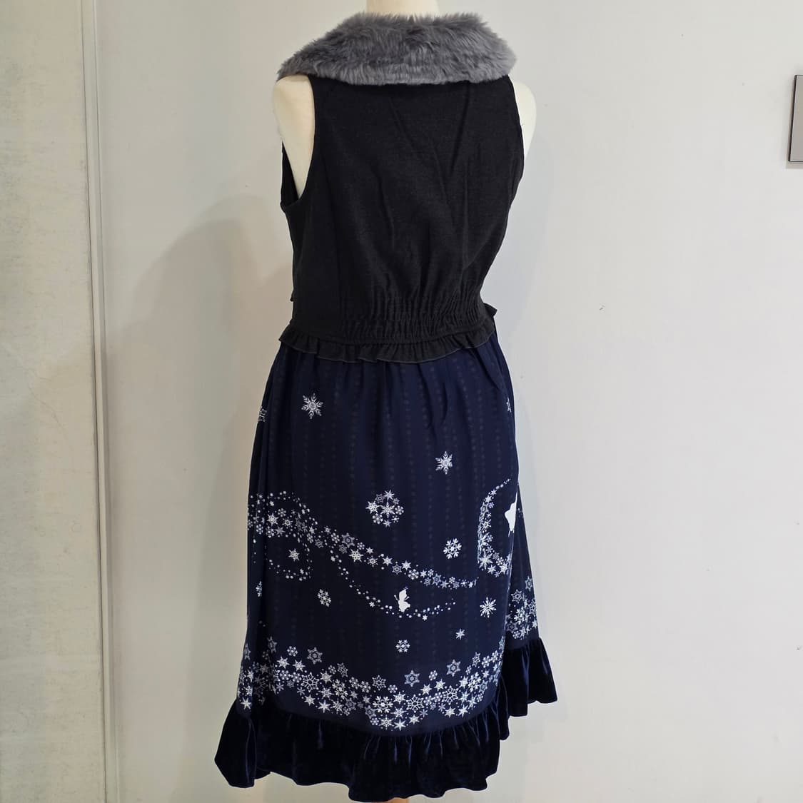 엑시즈팜x겨울왕국 콜라보) 고딕 베스트st퍼 벨벳 슬리브리스 롱원피스 상품이미지4