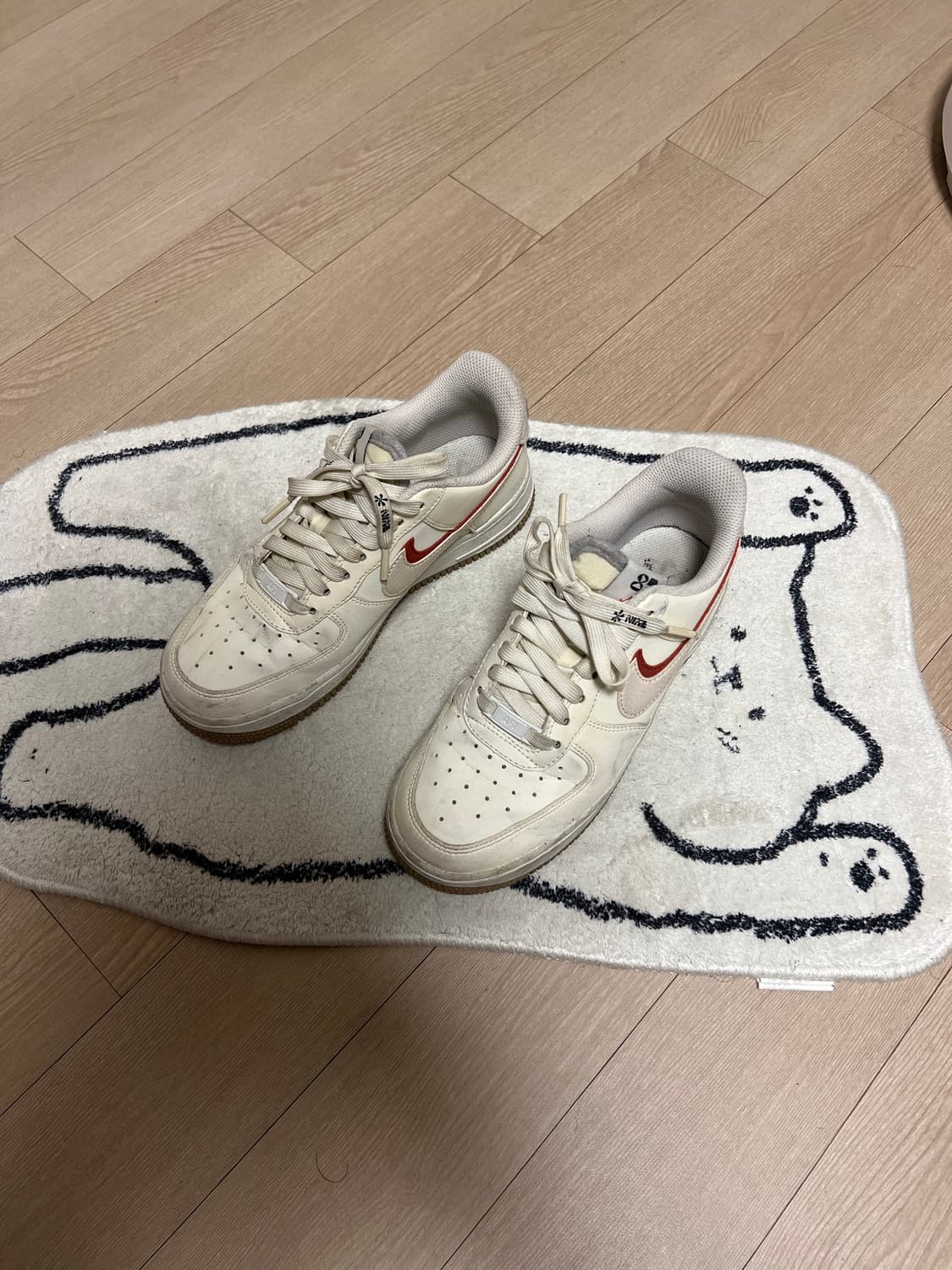 나이키 에어포스1 로우 아이보리 레드 스우시 225 상품이미지1