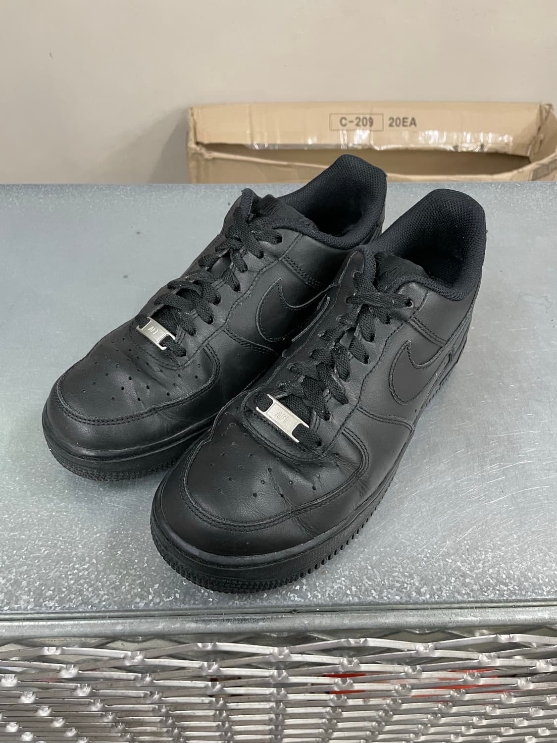 나이키 에어포스1 트리플 블랙 255 상품이미지2