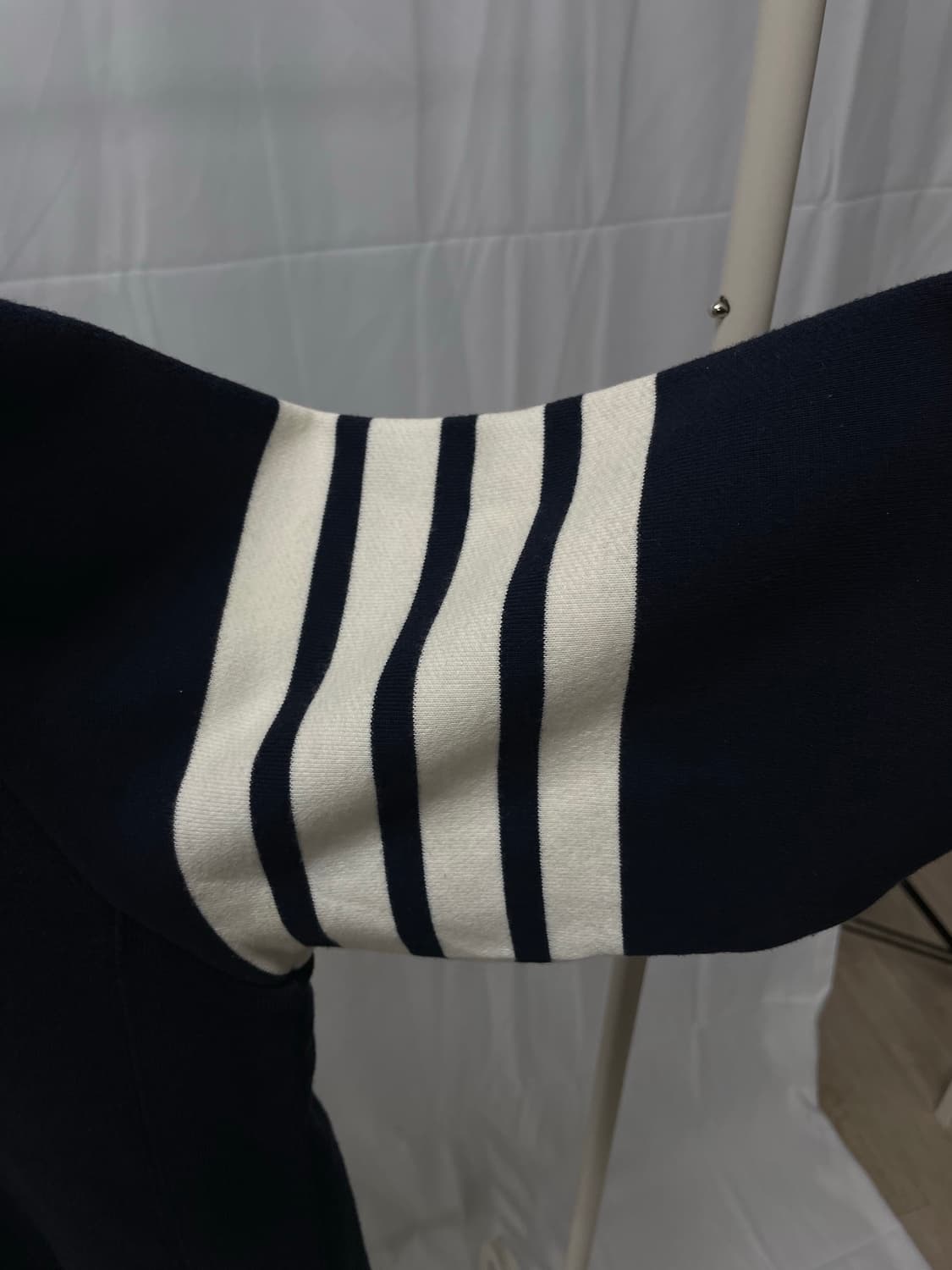 톰브라운 사선완장 맨투맨 네이비 [4] 상품이미지2