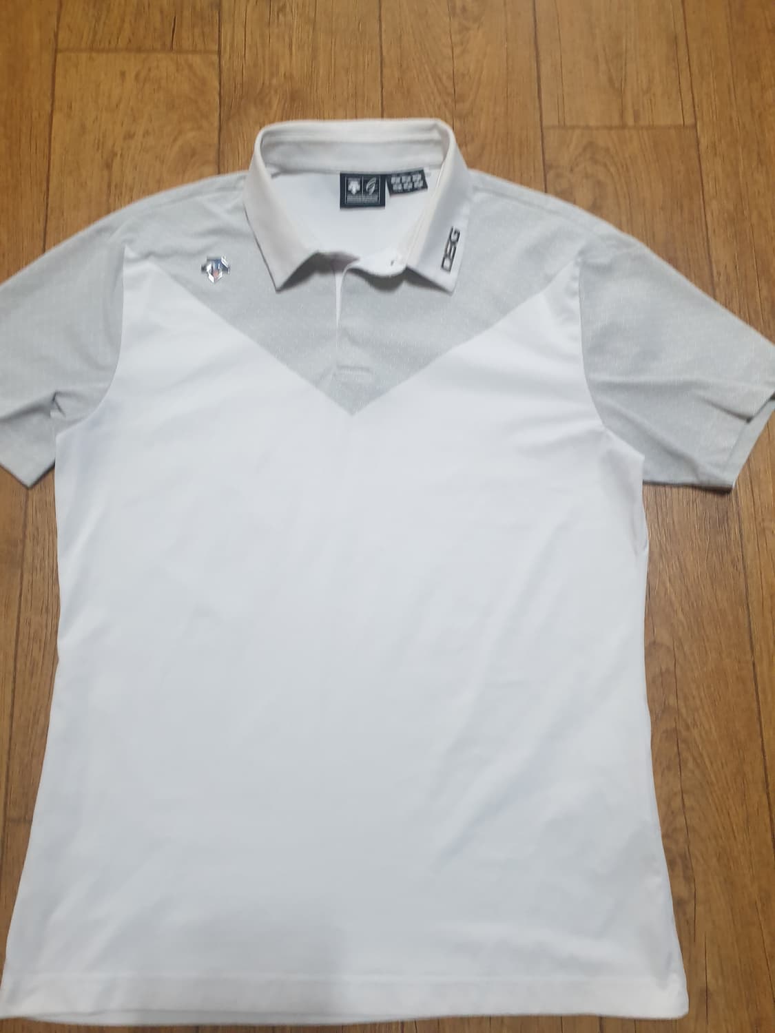 데상트 반팔 카라티 95 사이즈입니다 상품이미지1