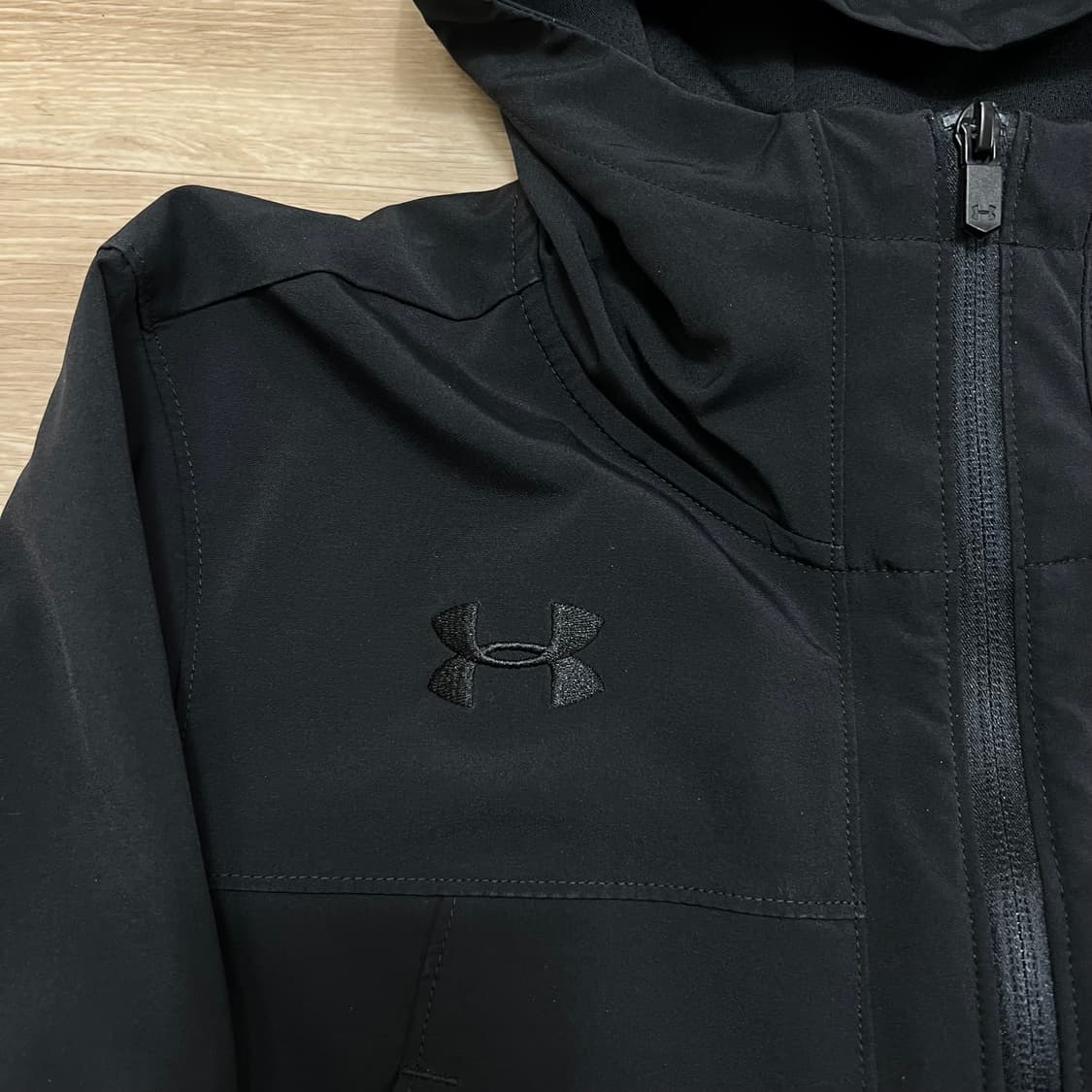 언더아머 여성 핏티드 로고 포인트 바람막이 자켓 [블랙] L/100 상품이미지4