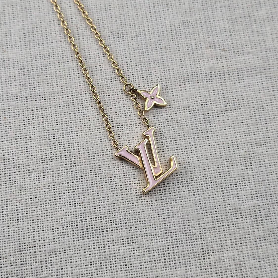 루이비통 LV 아이코닉 에나멜 목걸이 상품이미지4