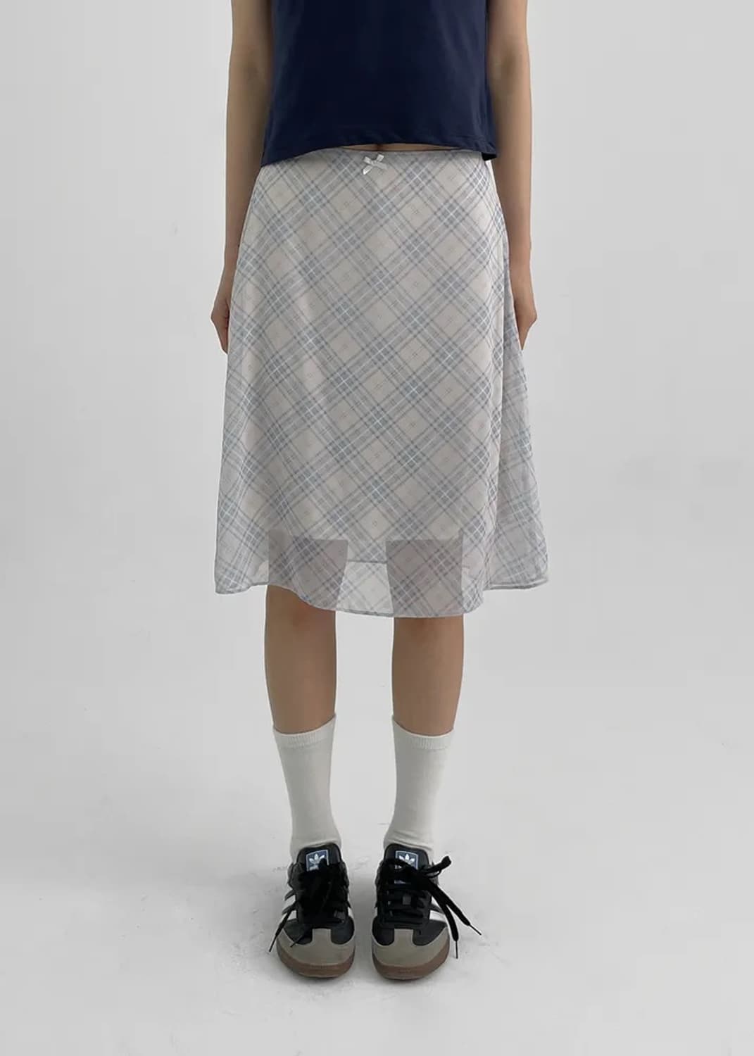 블랙업 셀브런 체크 쉬폰 미디스커트 상품이미지1