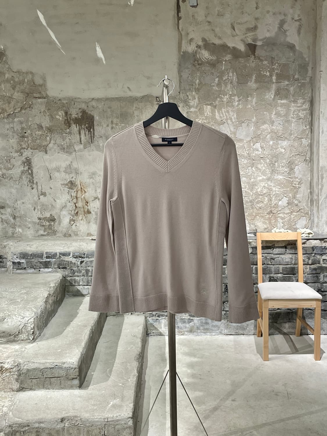 버버리 빌로우 기마로고 V넥 울 니트 상품이미지1