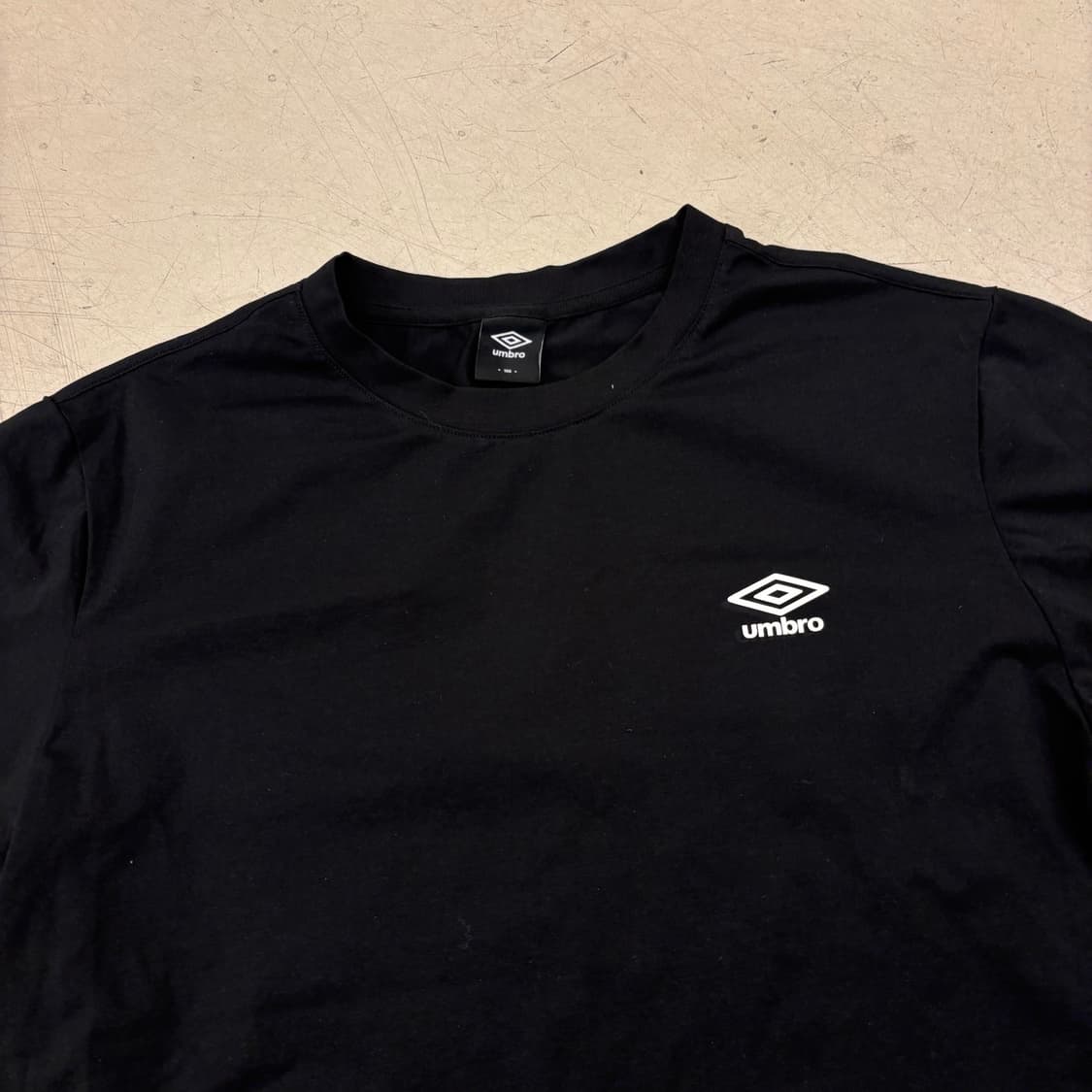 엄브로 스몰로고 블랙 티셔츠 상품이미지2