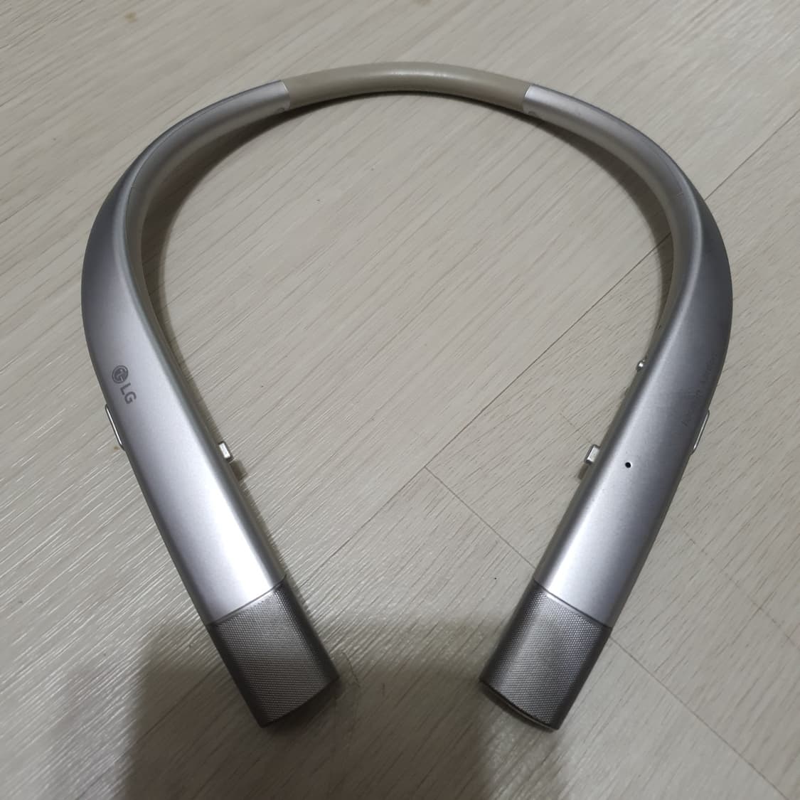 LG HBS-920 넥밴드 이어폰 실버 색상 상품이미지1