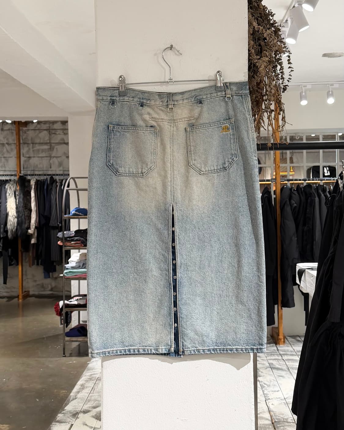 꾸레쥬 데님 워싱 버튼업 백트임 미디 스커트 상품이미지4