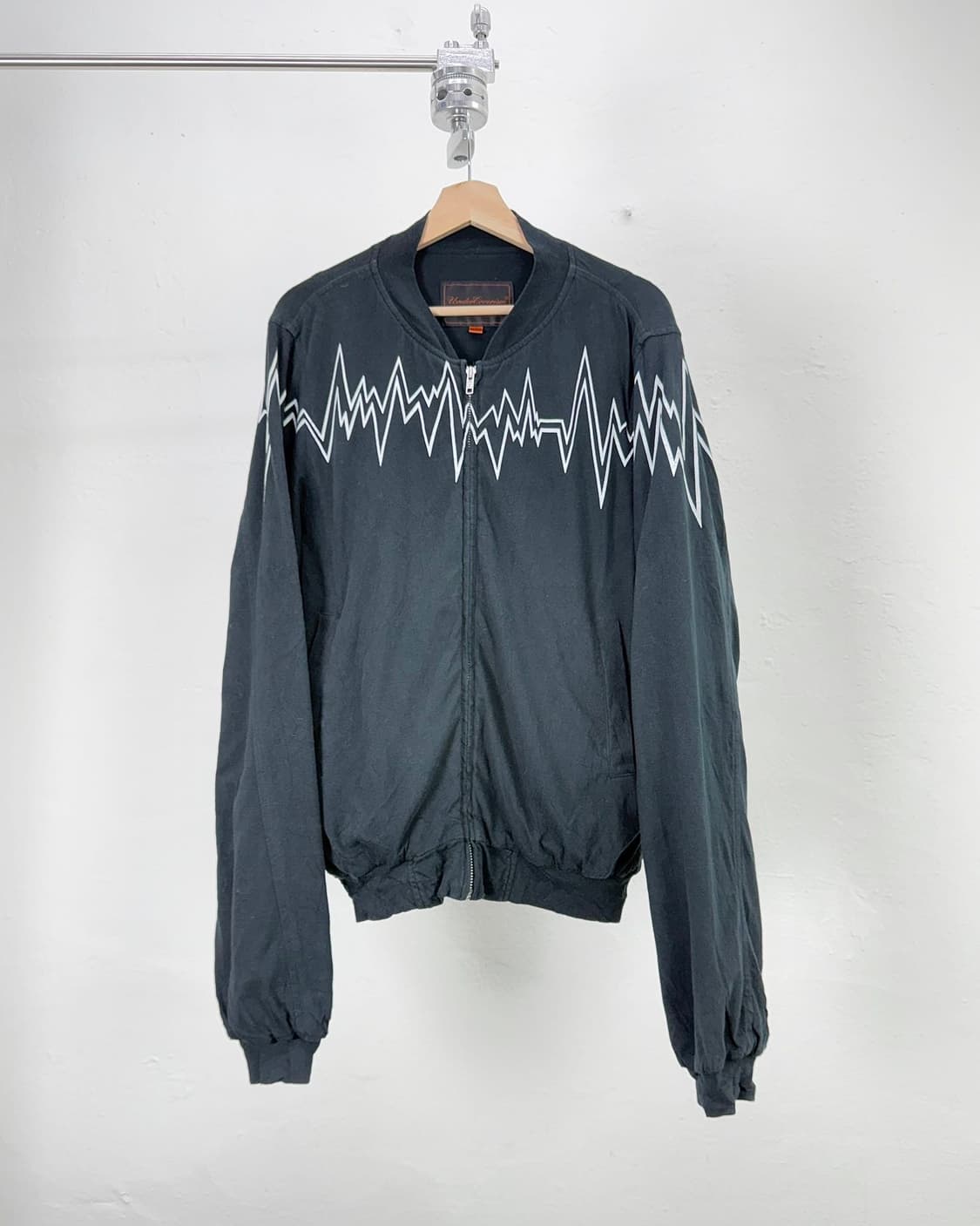 언더커버 06ss T 클라우스 그래픽 블랙 코튼 봄버 자켓 상품이미지2