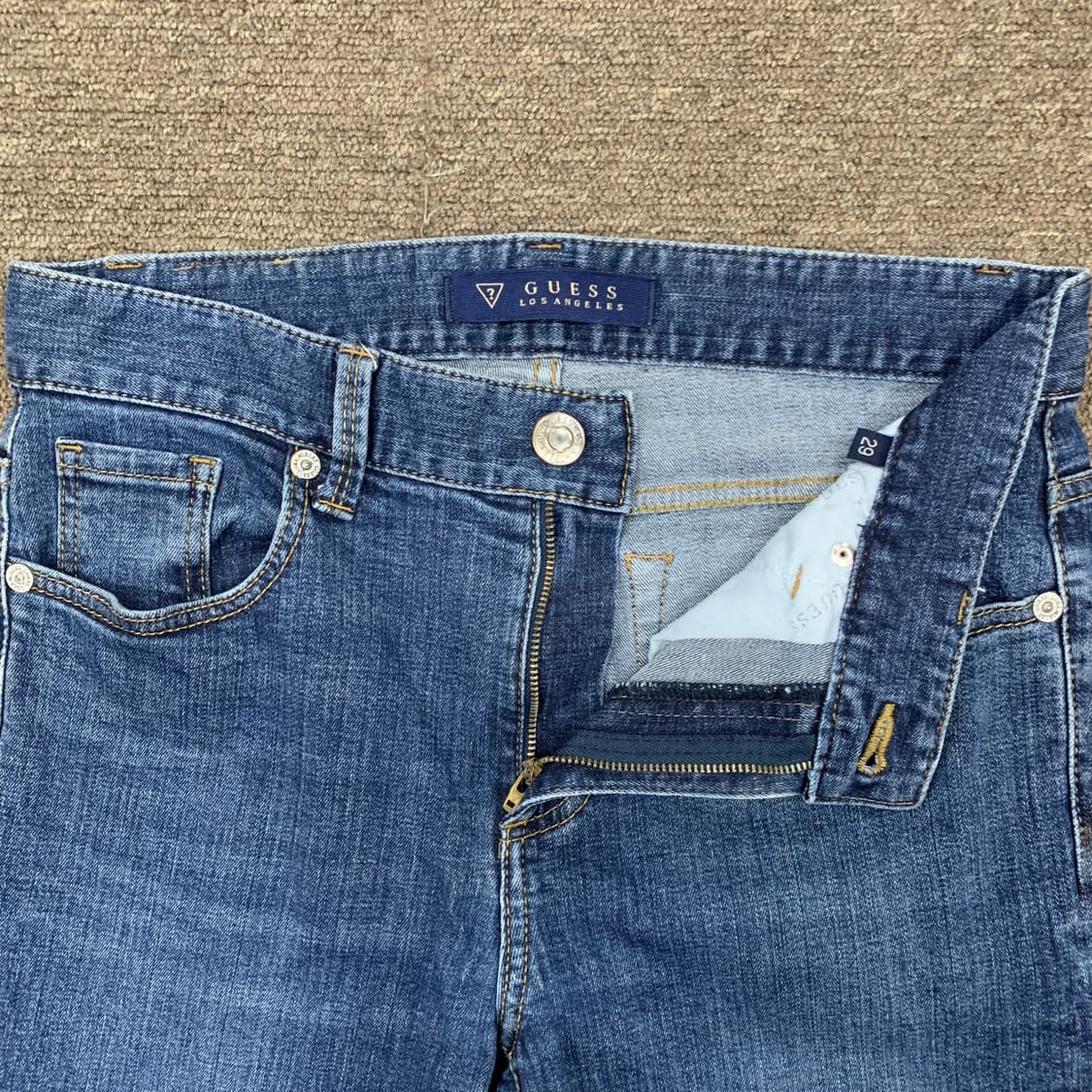 [31] 게스 메탈플레이트 슬림 테이퍼드핏 데님팬츠 상품이미지4