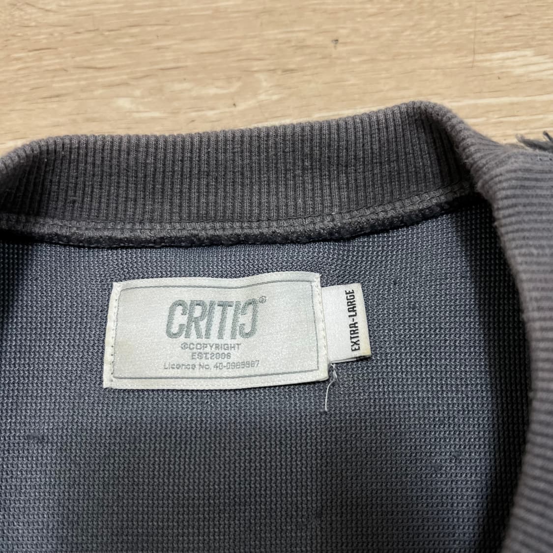 크리틱 로고 와펜 뽀글이 크루넥 웜업 맨투맨[차콜] XL/105 상품이미지5