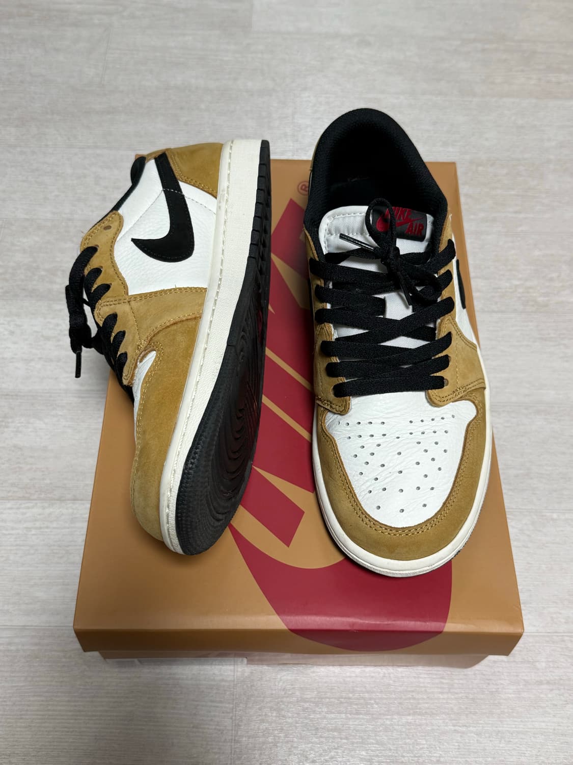 조던 1 로우 OG 세일 앤 골든 하베스트 상품이미지3