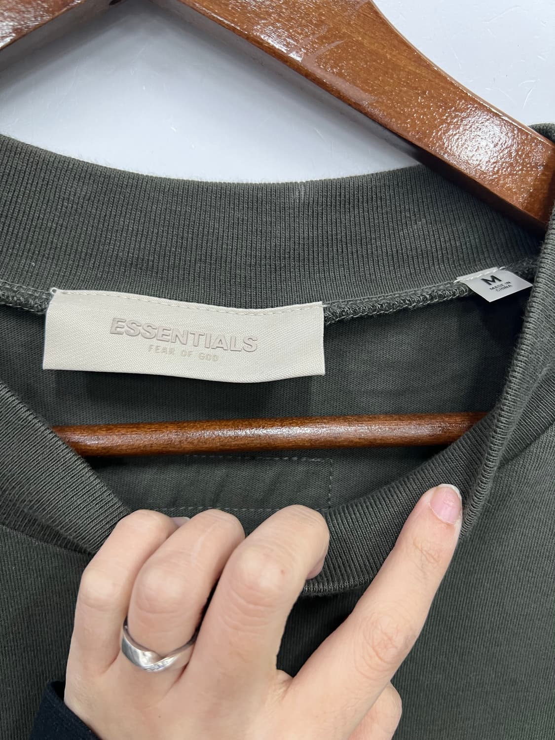 ESSENTIALS  카키색 티셔츠 상품이미지2
