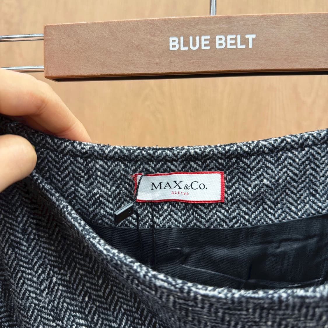 막스앤코 헤링본 미디 스커트 사이드 지퍼 디테일 플레어핏 그레이 상품이미지6