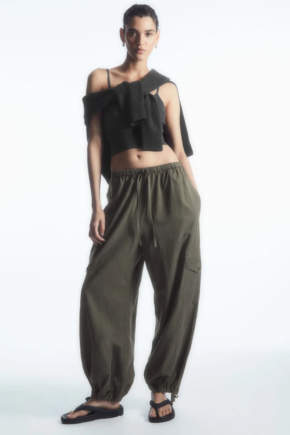 구매)코스 라이트웨이트 드로우스트링 카고 트라우저삽니다 상품이미지2