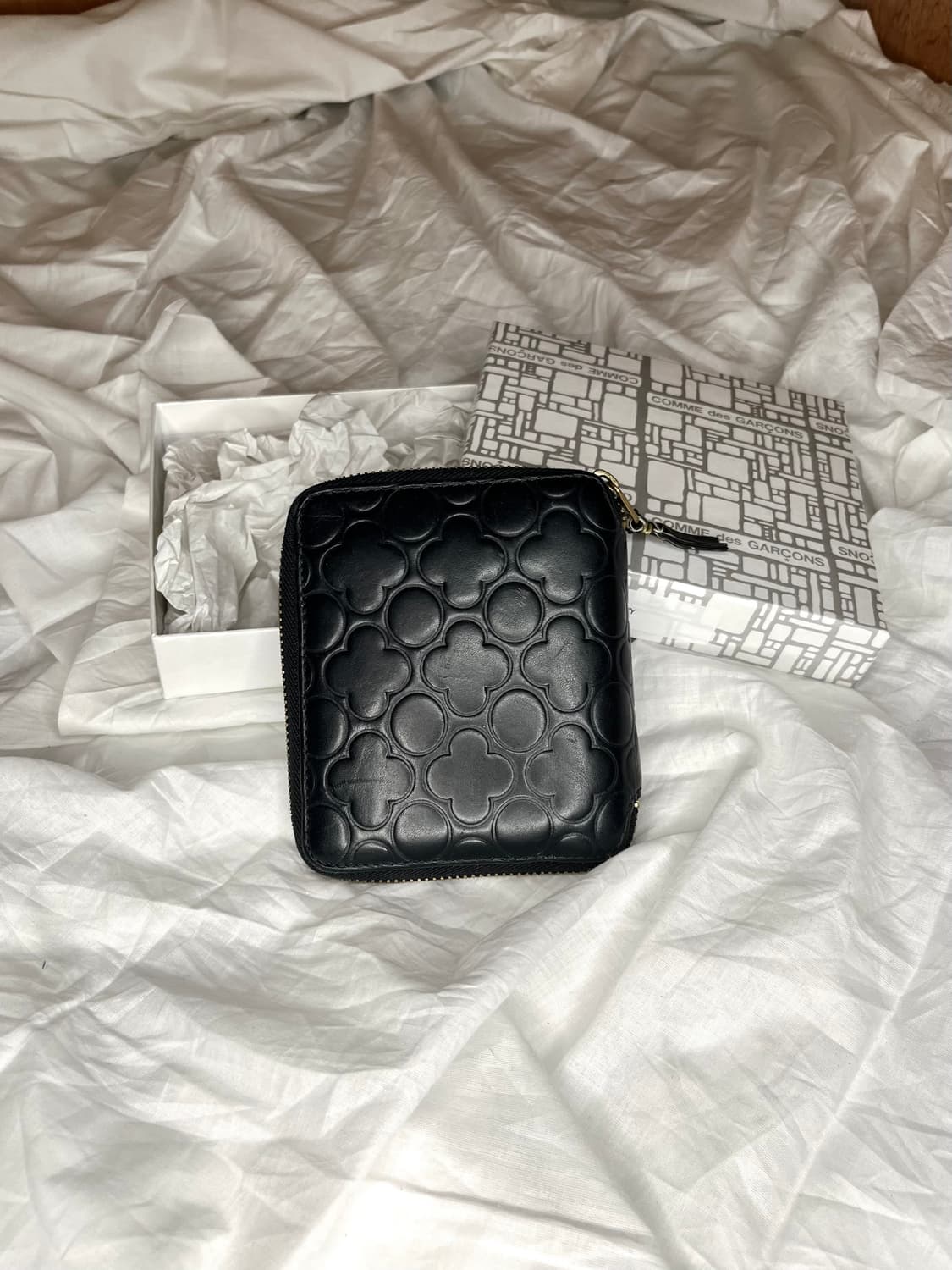 꼼데가르송 패턴 엠보싱 집 어라운드 레더 지갑 상품이미지2