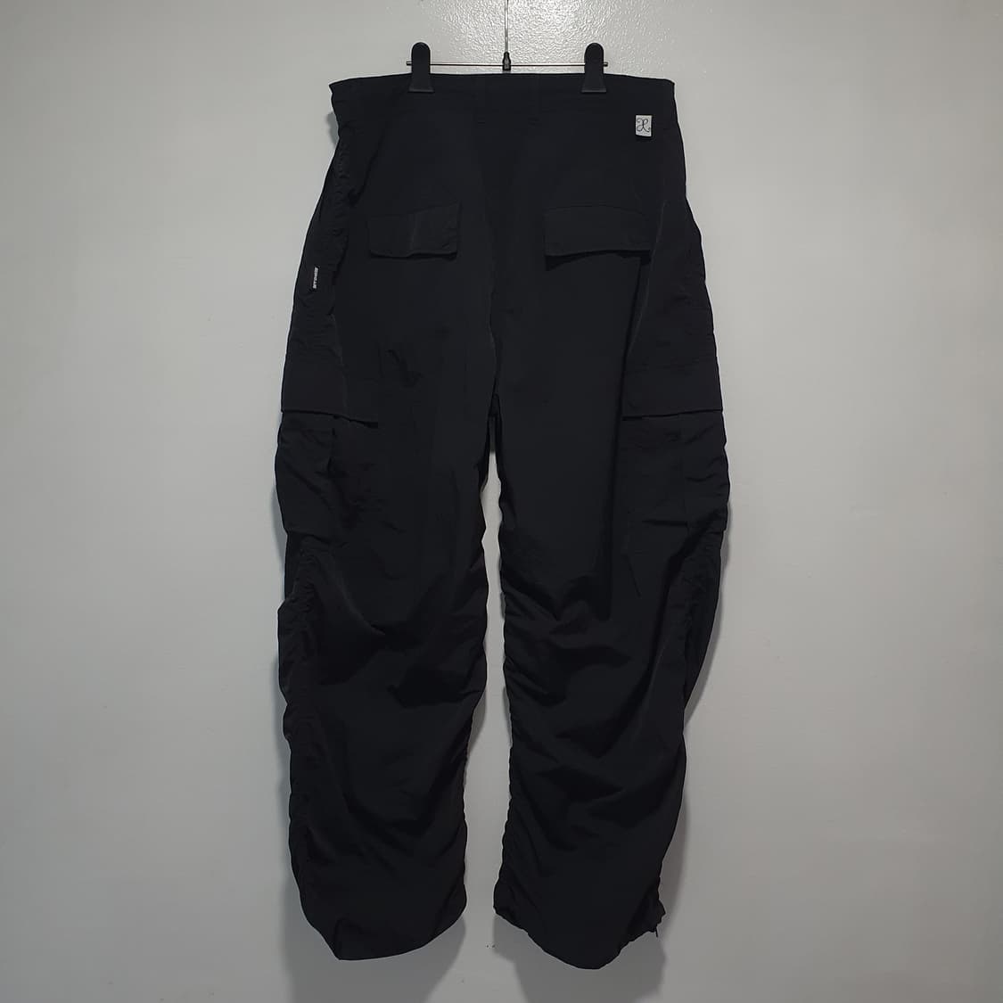 L) 엑스톤즈 신형 24ss 셔링 나일론 포켓 와이드 카고 팬츠 블랙 상품이미지10