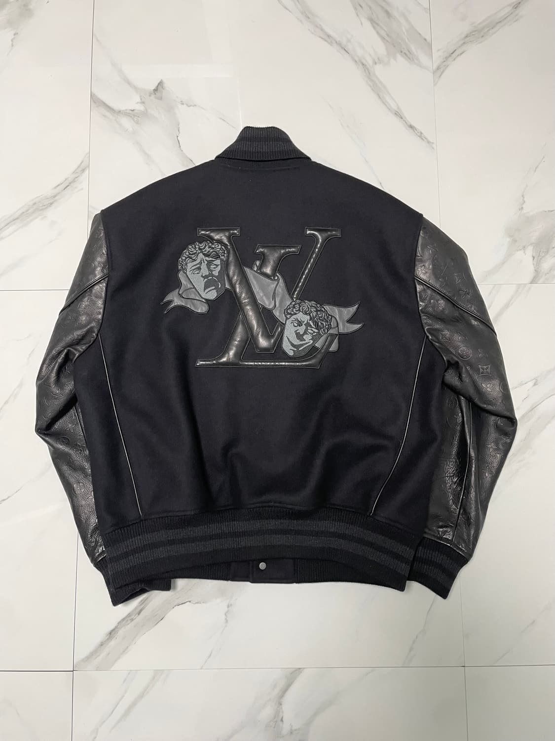 루이비통 엠보스 모노그램 레더 바시티 자켓 48 백화점택 상품이미지3