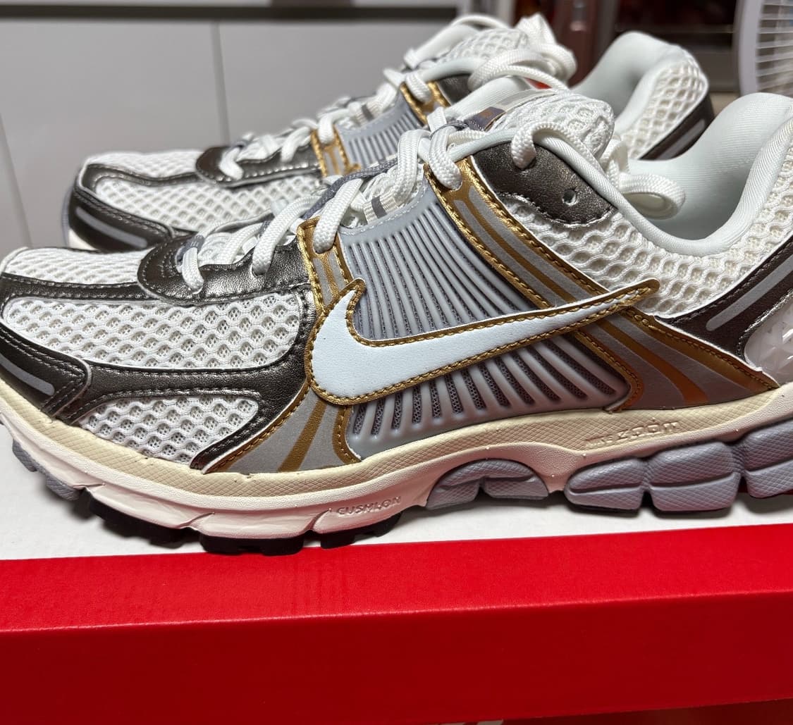 (275/US9.5)(새상품)나이키 줌 보메로 5 메탈릭 실버 골드 상품이미지2