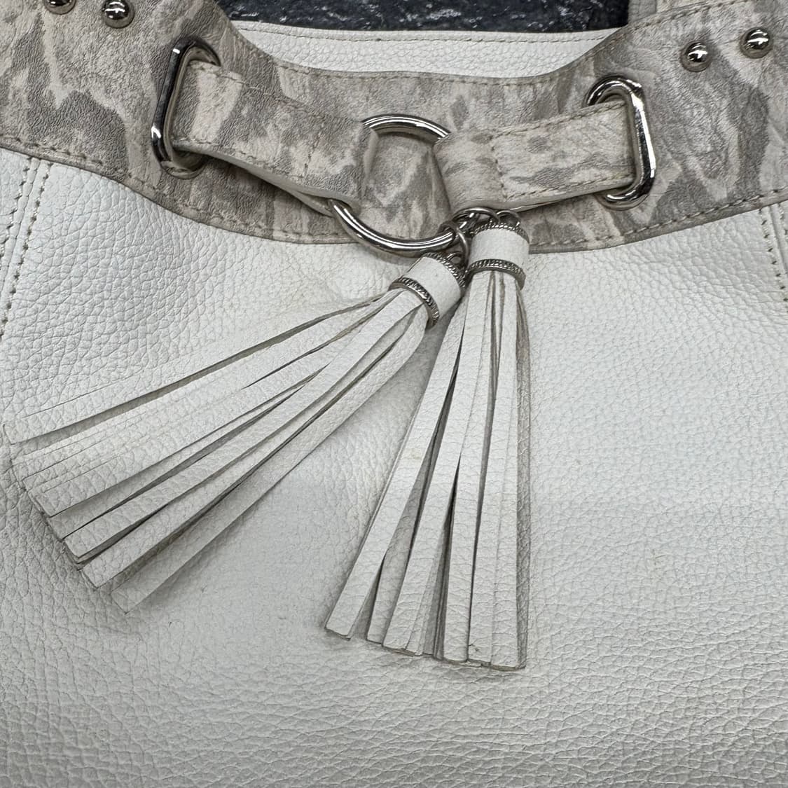 발렌시아가 화이트 레더 태슬 숄더백 상품이미지3