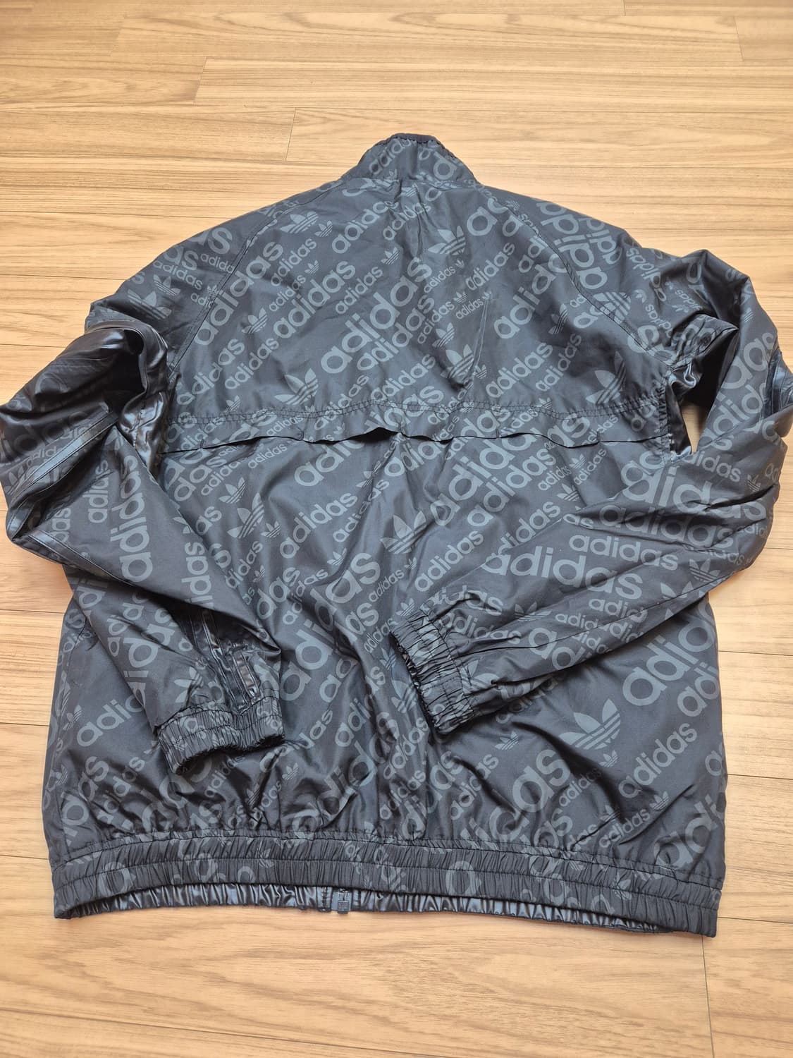 아디다스 블랙 로고 패턴 트랙 자켓입니다
- 사이즈는 110입니다
- 폴 상품이미지2