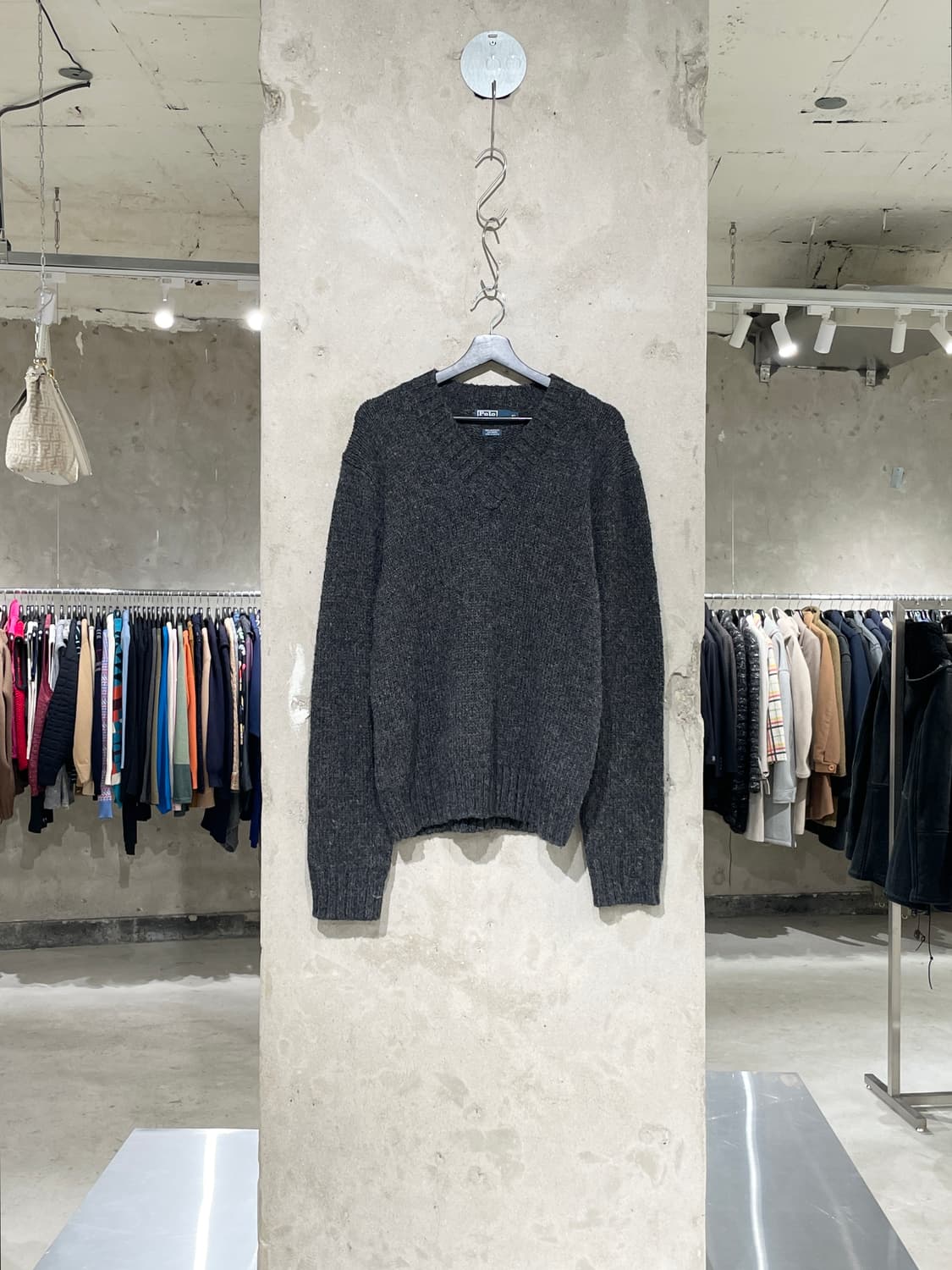 폴로 랄프로렌 차콜 암 패치 V넥 알파카 스웨터 상품이미지1